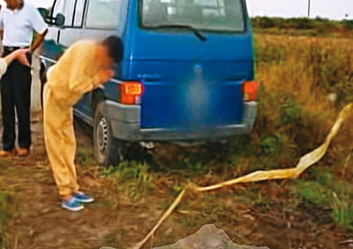 陳瑞祥(穿黃衣者)被警方押回現場模擬,他嚇得冷汗直冒,最後雙手合十向死者致歉。(東森新聞提供)