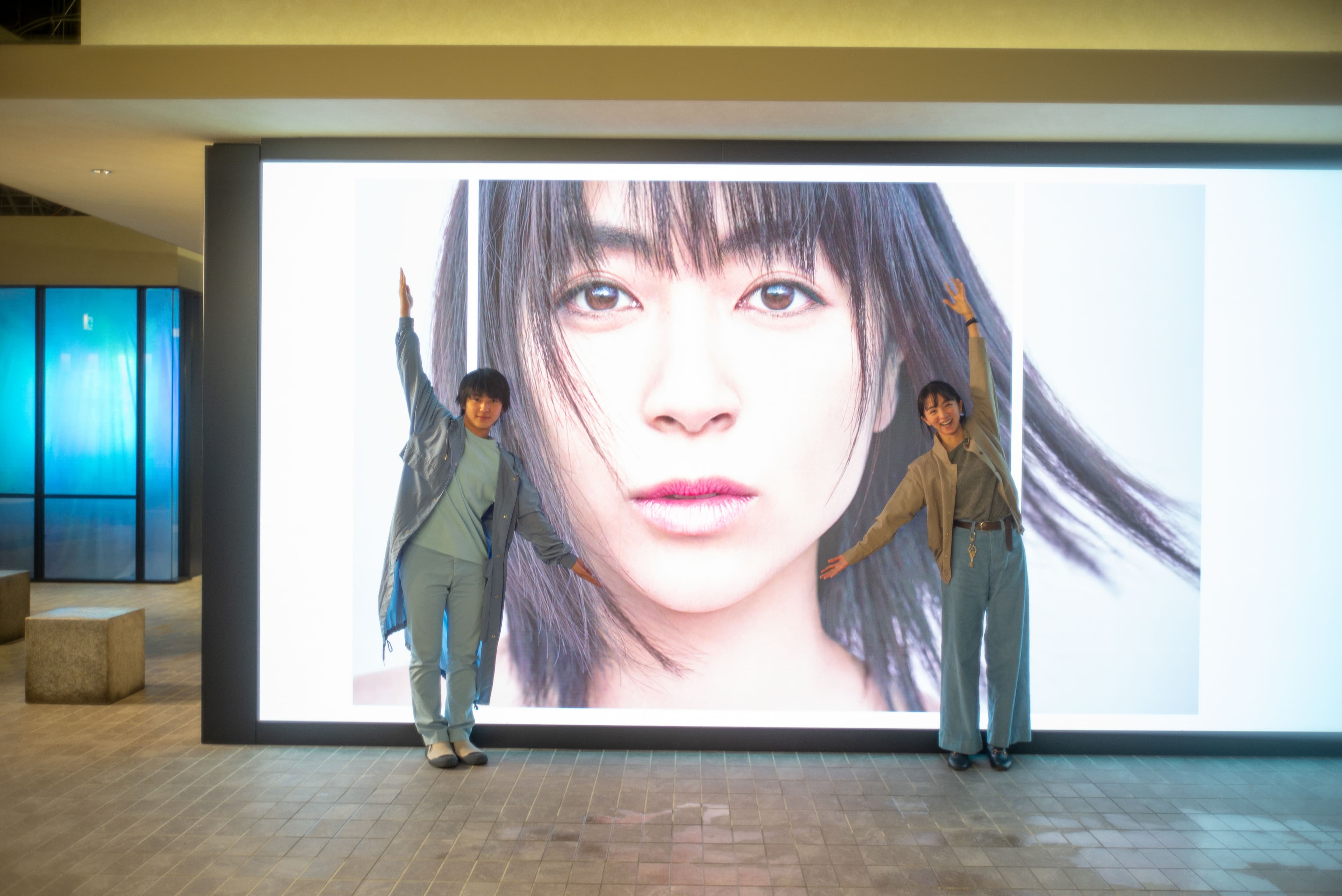 聚少離多的野口也英母子倆特別和宇多田光看板燈合照。(Netflix提供)