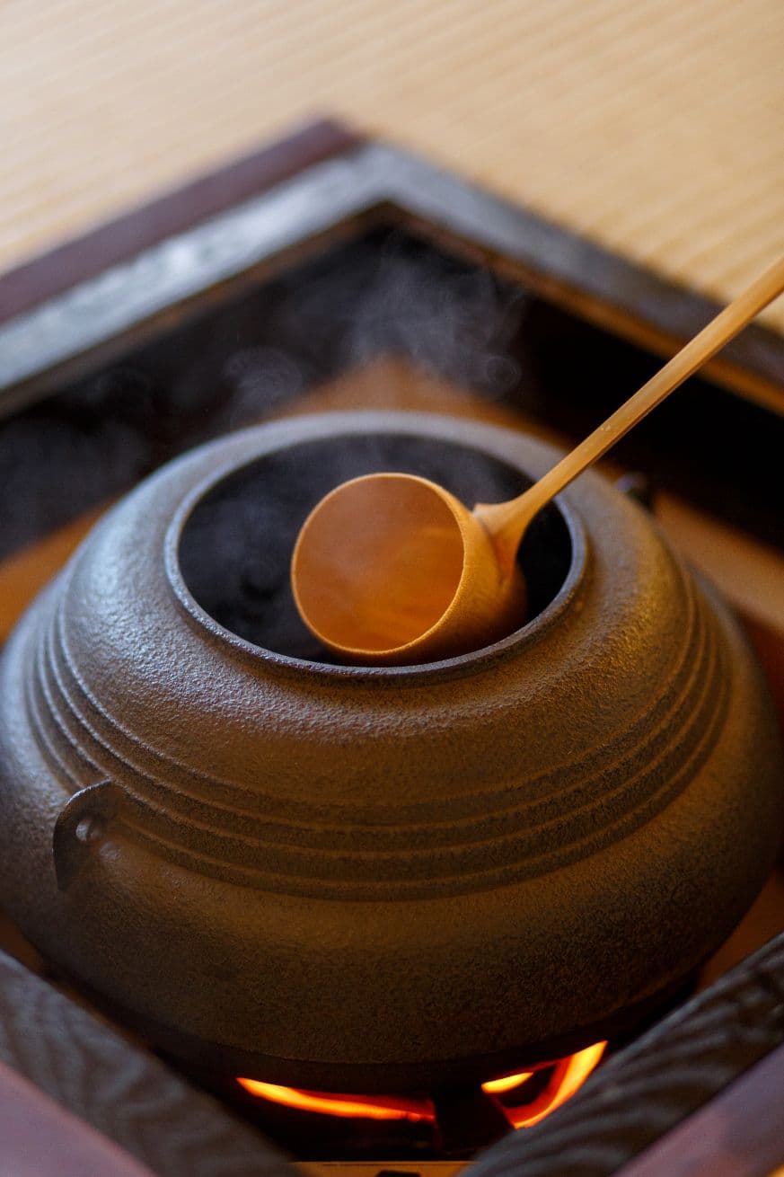 茶勺下釜鍋也須注意深度和舀起的水量。