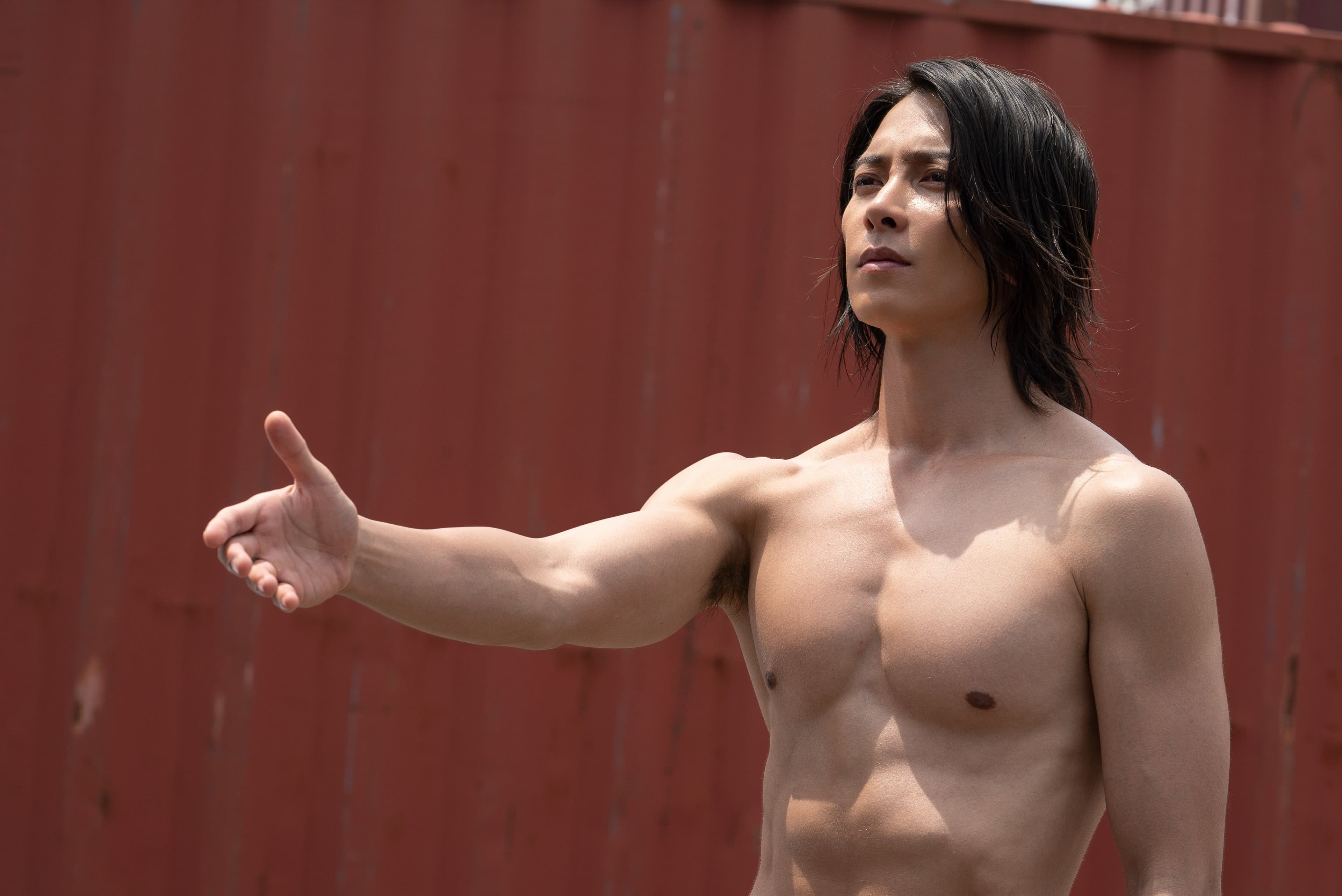 山下智久在《今際之國的闖關者》第二季飾演「梅花K」,大露養眼身材。(翻攝日本netflix推特)