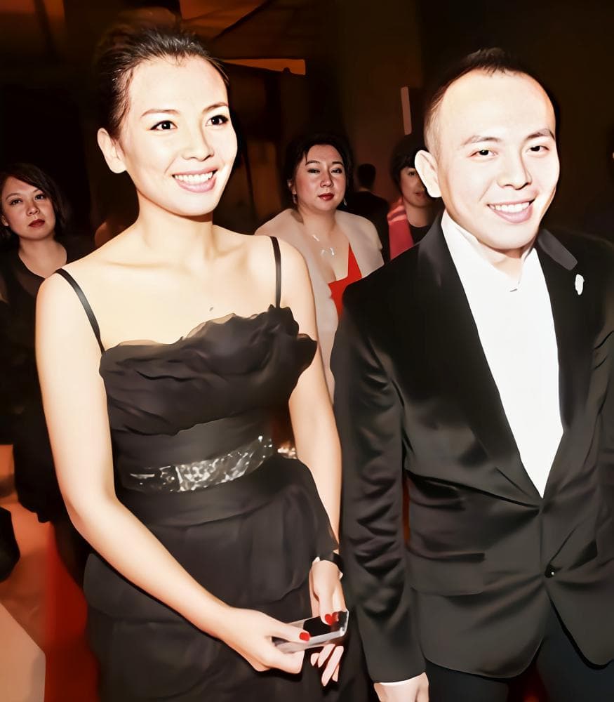 王珂(右)與劉濤(左)相識20天就決定結婚,卻因破產,不斷傳出離婚風聲。(翻攝自八戒娛樂)