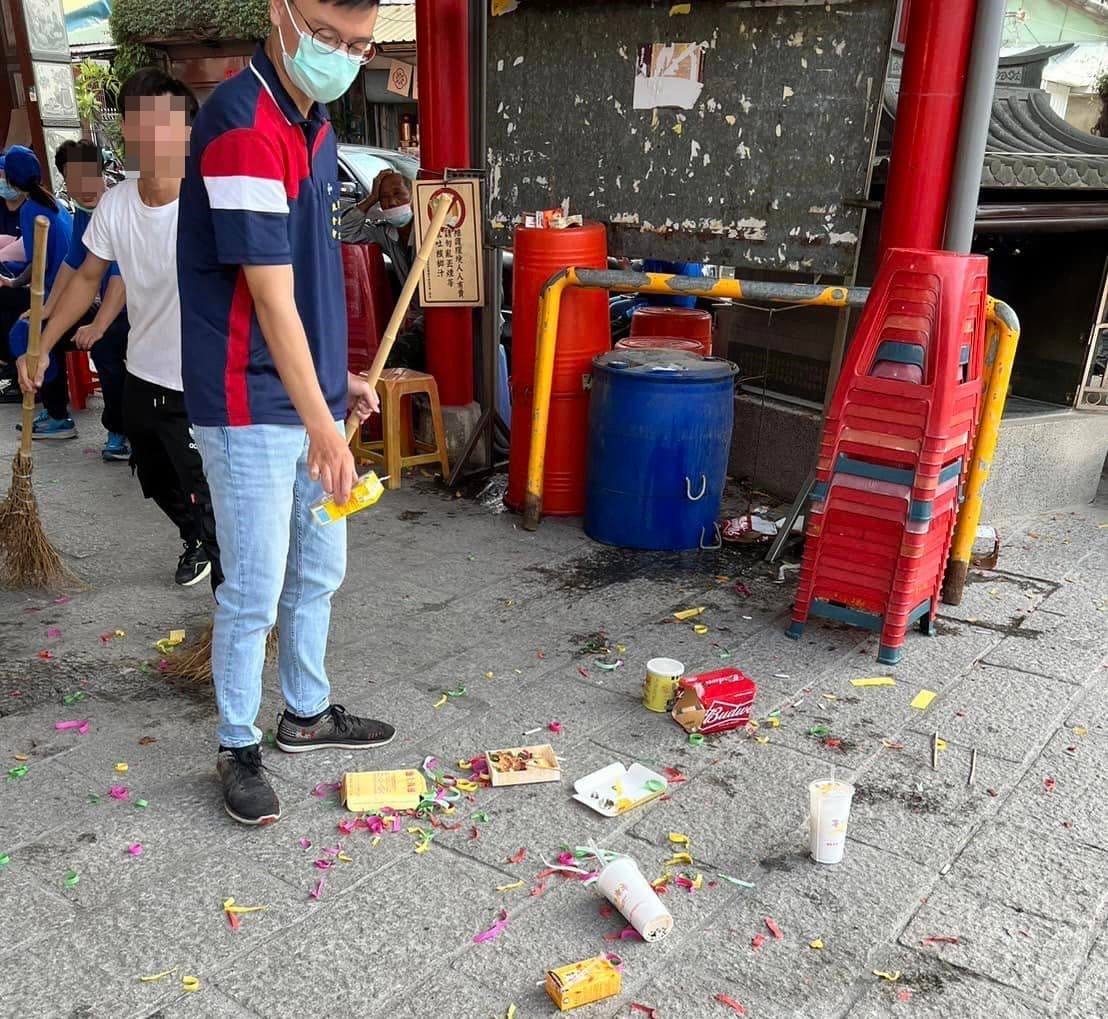 新莊某宮廟前往南部開光,造成廟方環境髒亂。(翻攝自台南南勢街西羅殿官網粉絲頁)