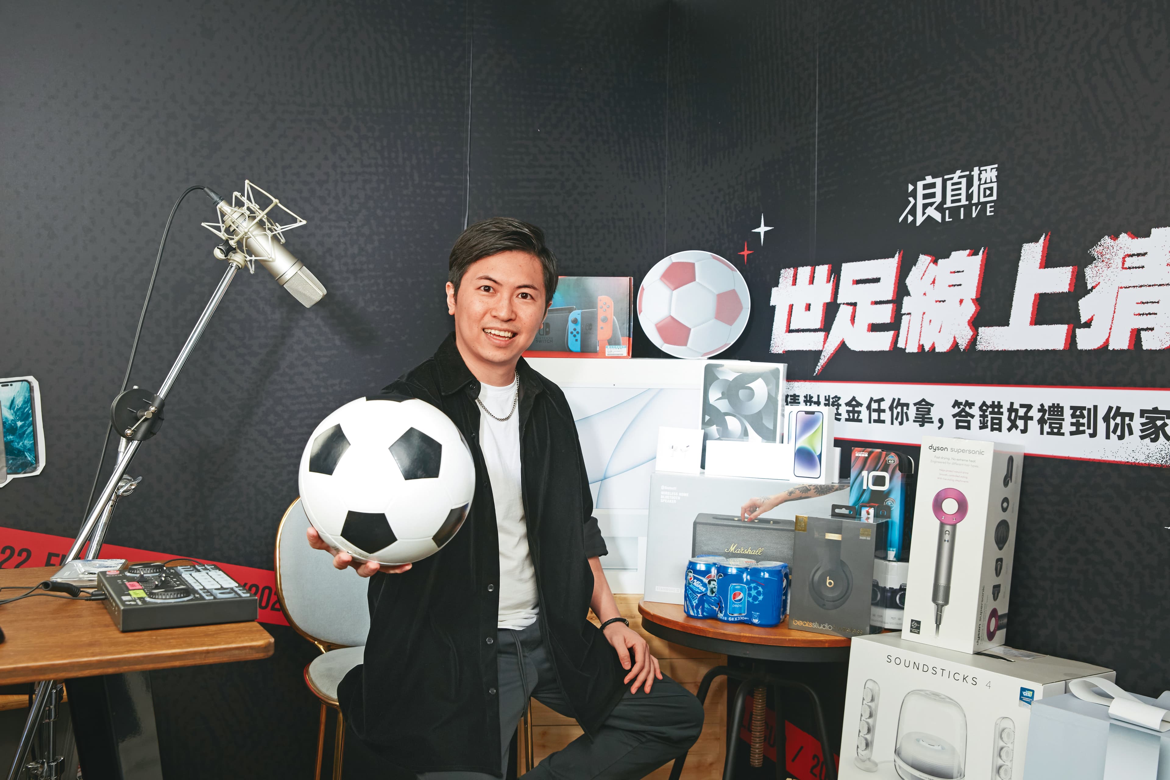 浪LIVE營運長武傳翔秀出競猜活動將送出的滿滿夢幻獎品。