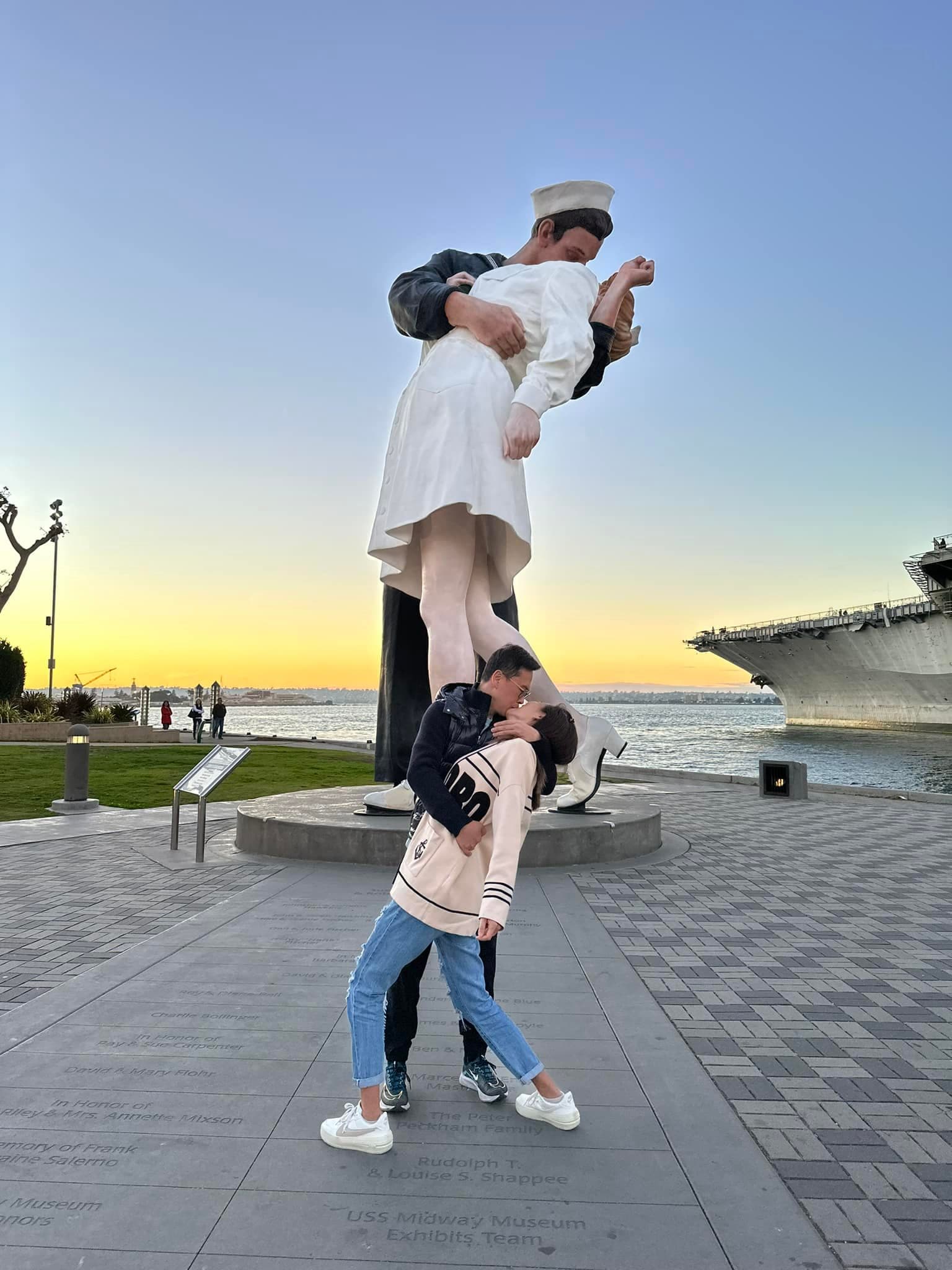 賈永婕夫妻倆在高達25英呎的雕像前,模仿起雕像的姿勢擺拍打卡。(翻攝自賈永婕的跑跳人生臉書)