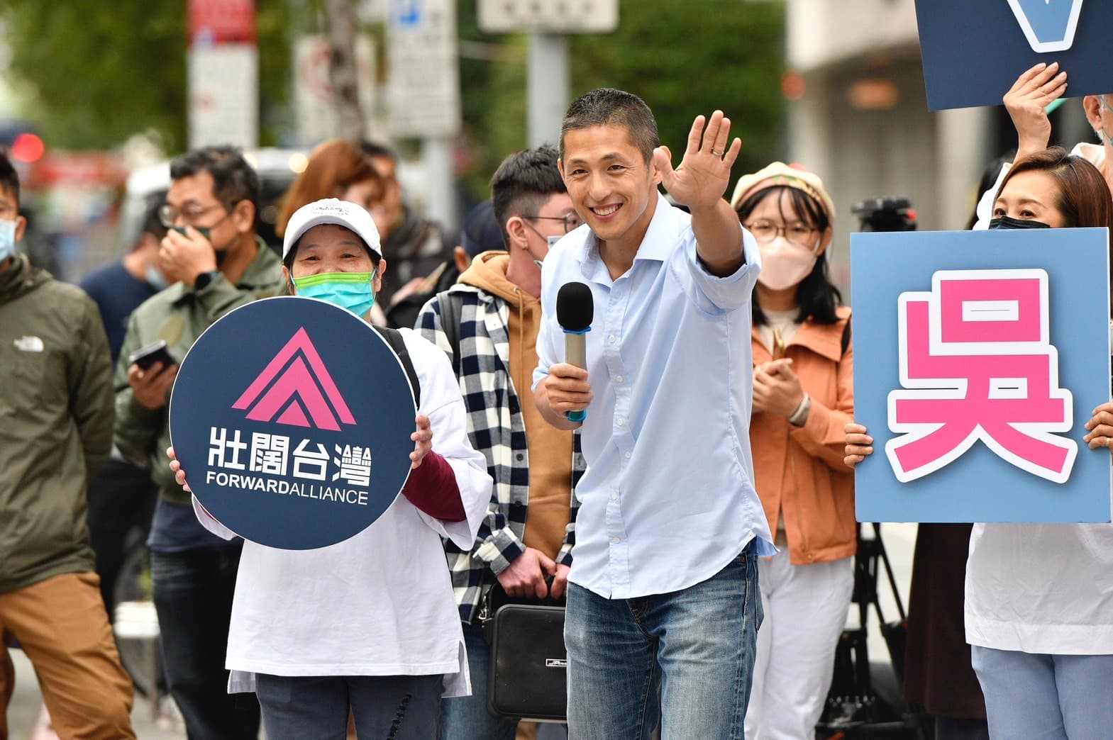 吳怡農今上午來到松江南京路口和民眾互動,再度被問及黑道問題他懷疑國民黨是想轉移選戰焦點。