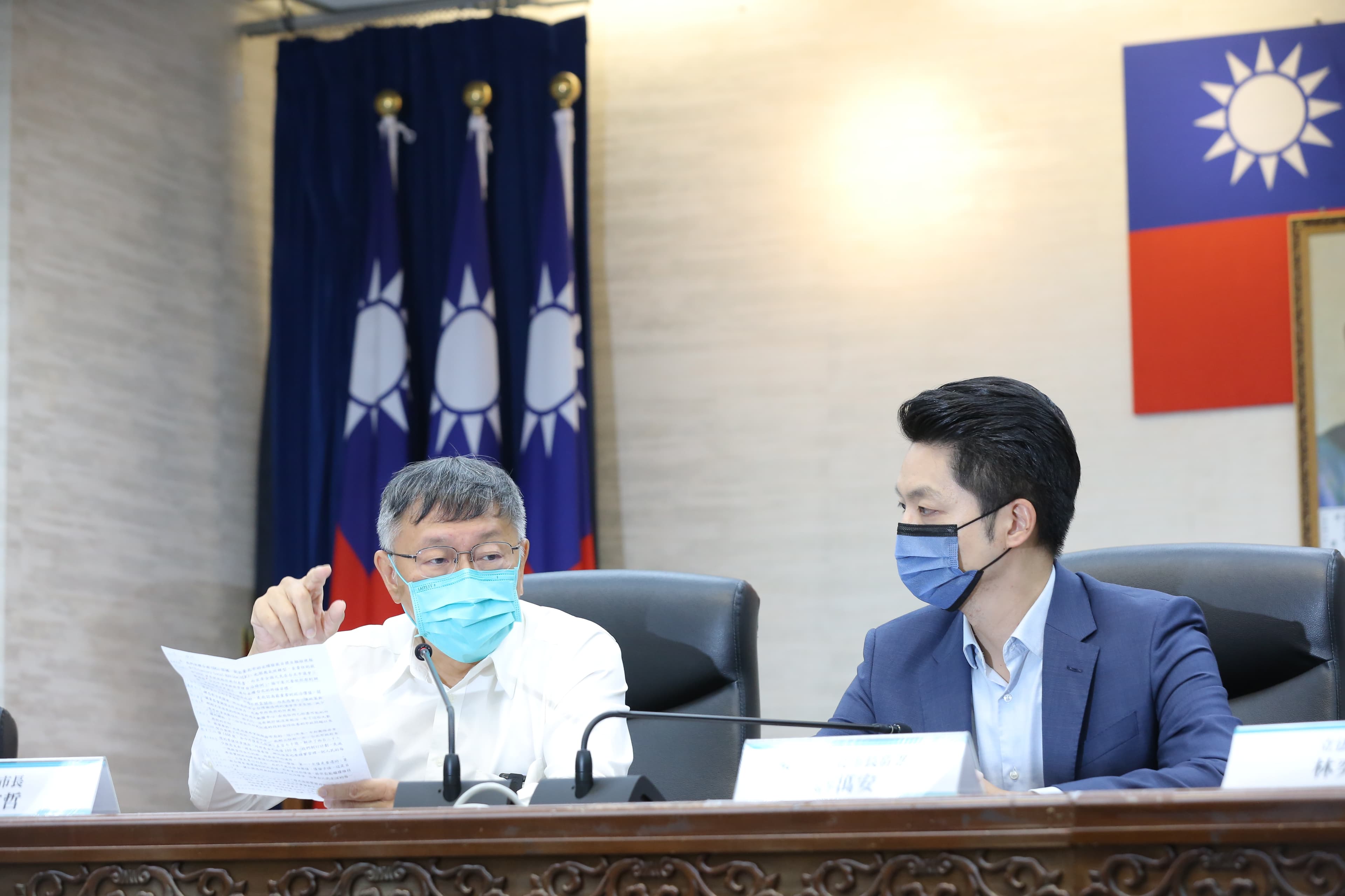 柯文哲(左)今與蔣萬安(右)就台北市政交接事宜進行首度會商討論。