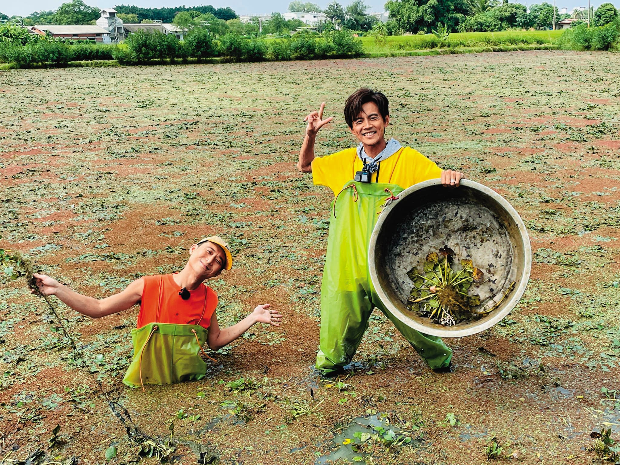 浩子(左)和阿翔(右)目前手上固定合作《鬧著玩》《綜藝新時代》節目,收入還算穩定。(翻攝自浩角翔起笑一個臉書)