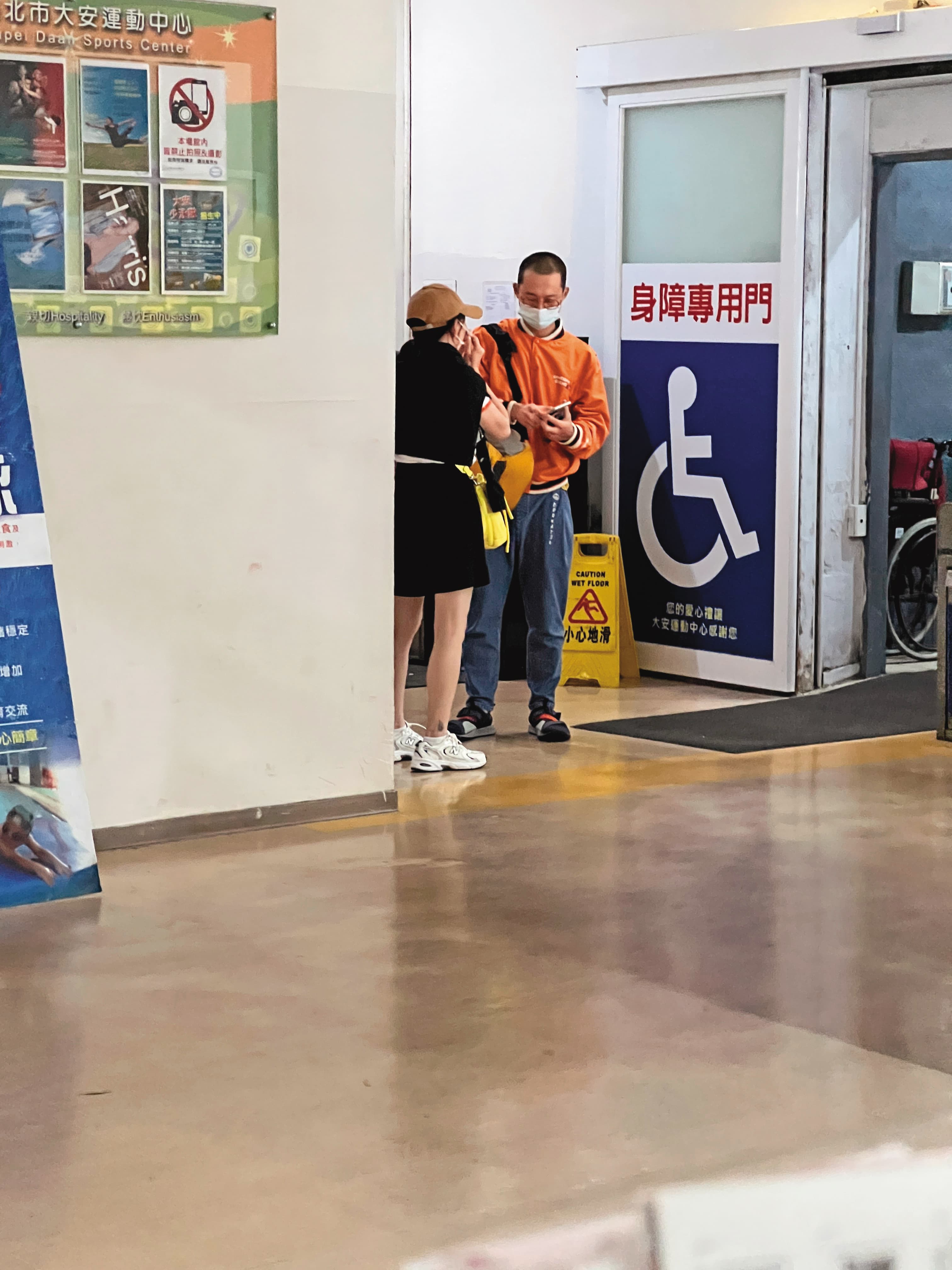 16：12，浩子（右）開著車前往運動中心去游泳，老婆則獨自離開。