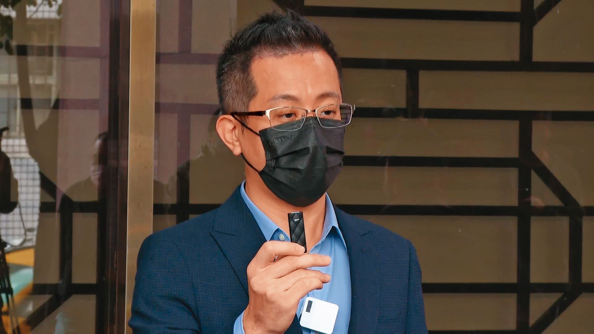 民眾黨前新竹縣黨部執行長林冠年(圖)選前赴北檢遞交。內含高虹安辦公室錄音檔及相關事證的隨身碟,希望檢方加速查辦。(翻攝鏡新聞)