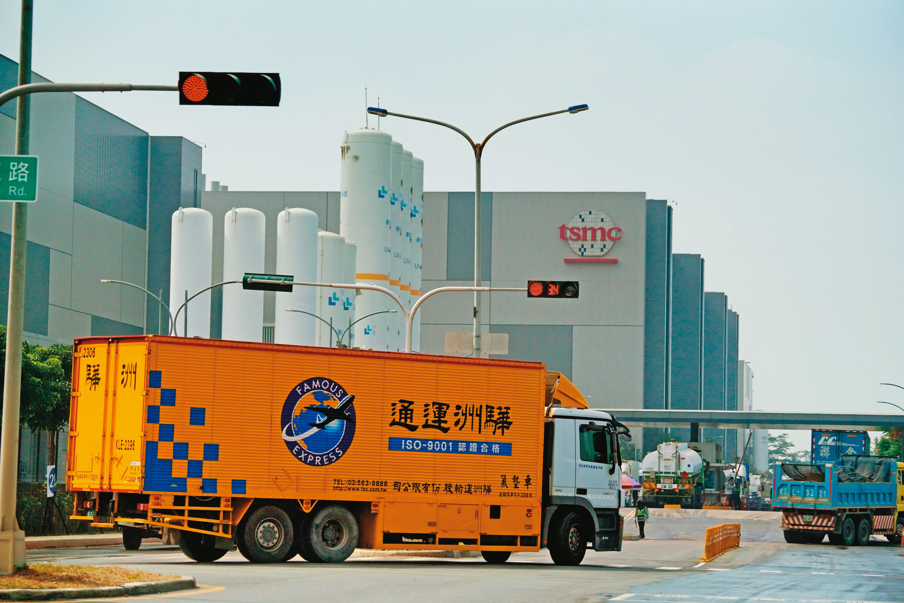 台積電18A廠大門前,一輛接著一輛的貨櫃車井然有序地排隊進進出出。