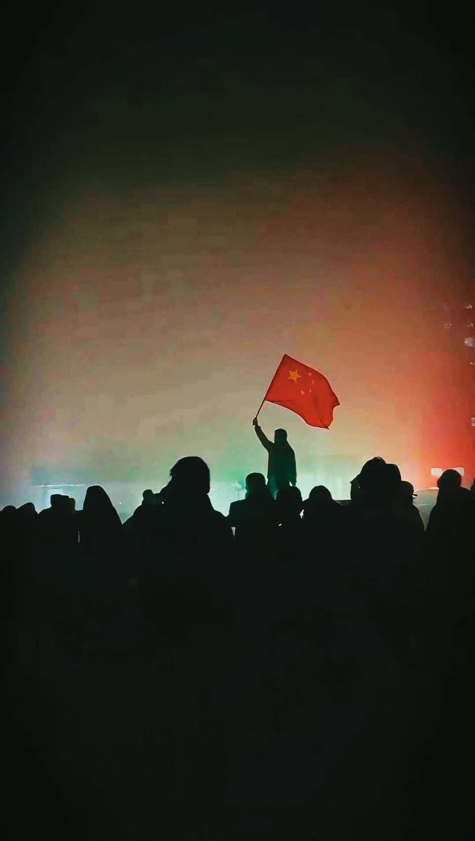 11月25日,新疆烏魯木齊市民衝出家門,前往市政府、人民廣場遊行,抗議過度封控與各種災難。(翻攝網路)