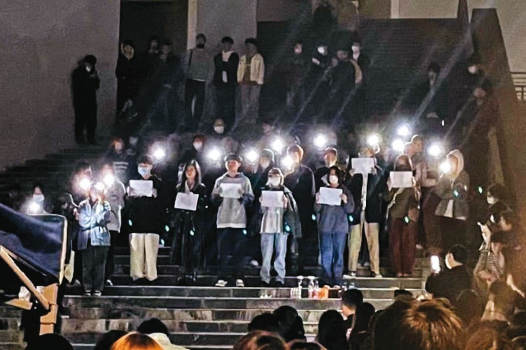南京傳媒學院的大學生首度以舉白紙的形式悼念、控訴,開啟了遍布全中國大城市、大學的白紙運動。(翻攝網路)