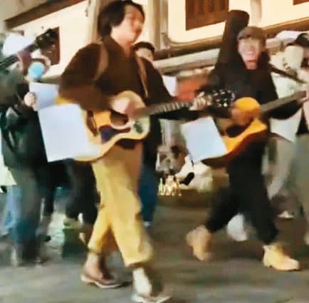 雲南大理年輕人走上街頭,唱〈國際歌〉,與北京、上海相比,少了肅殺、多了歡樂氣氛。(翻攝網路)