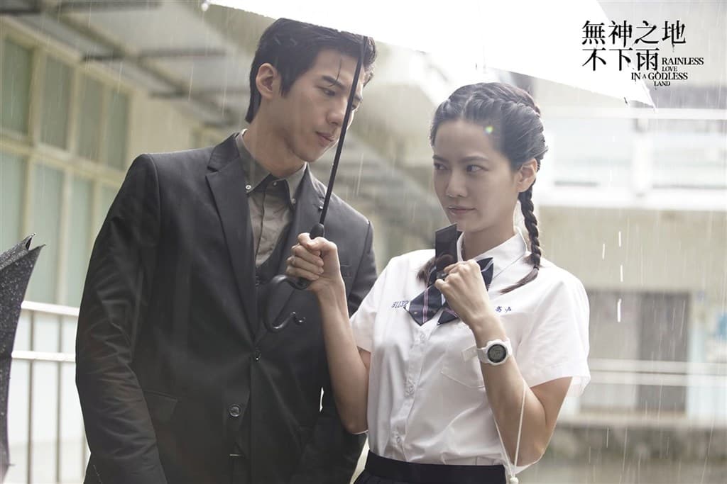 曾之喬(右)、傅孟柏(左)在《無神之地不下雨》共譜禁忌人神戀。(三鳳製作提供)