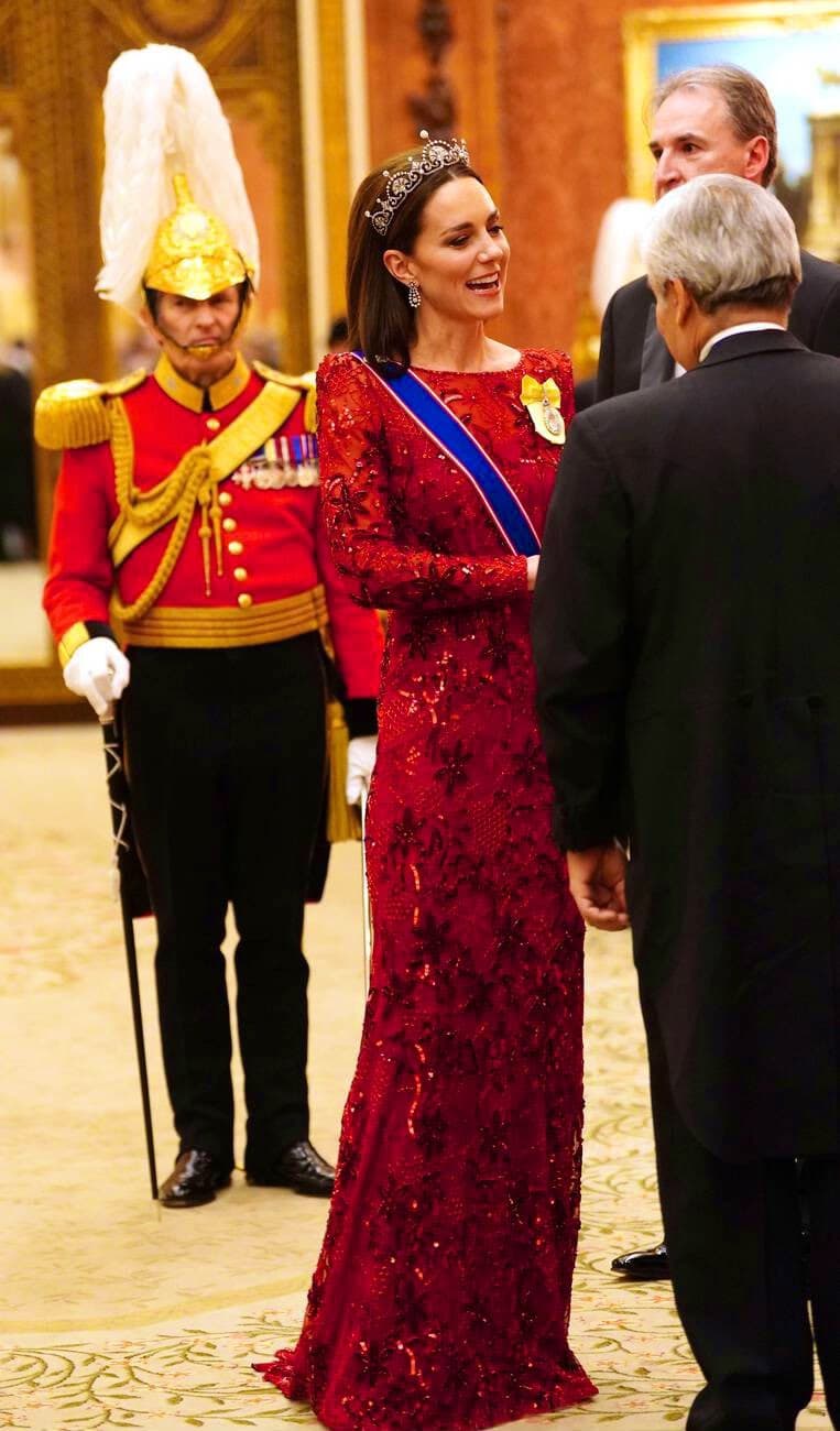 凱特王妃穿Jenny Packham紅色刺繡亮片蕾絲禮服,耀眼奪目。(翻攝@CoutureRoyals推特)