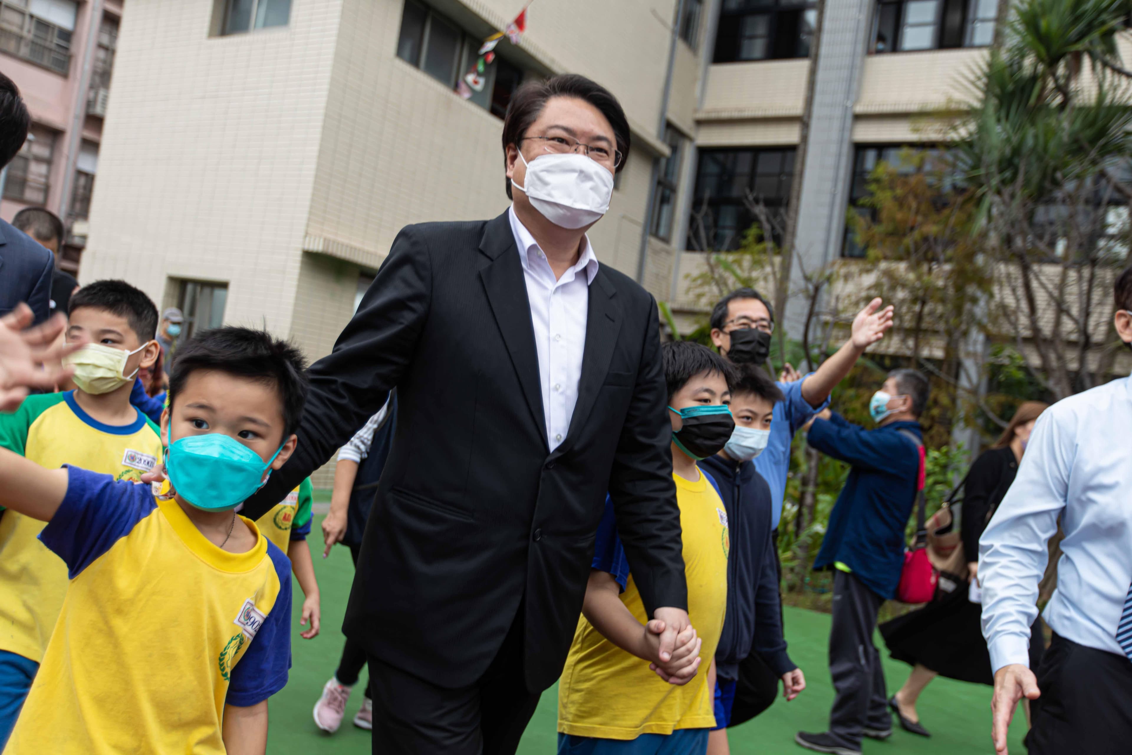 市長林右昌帶領師生穿越兩校校園,他很高興卸任前能把嶄新校舍及操場,呈現在信義國小及仁愛國小師生面前。