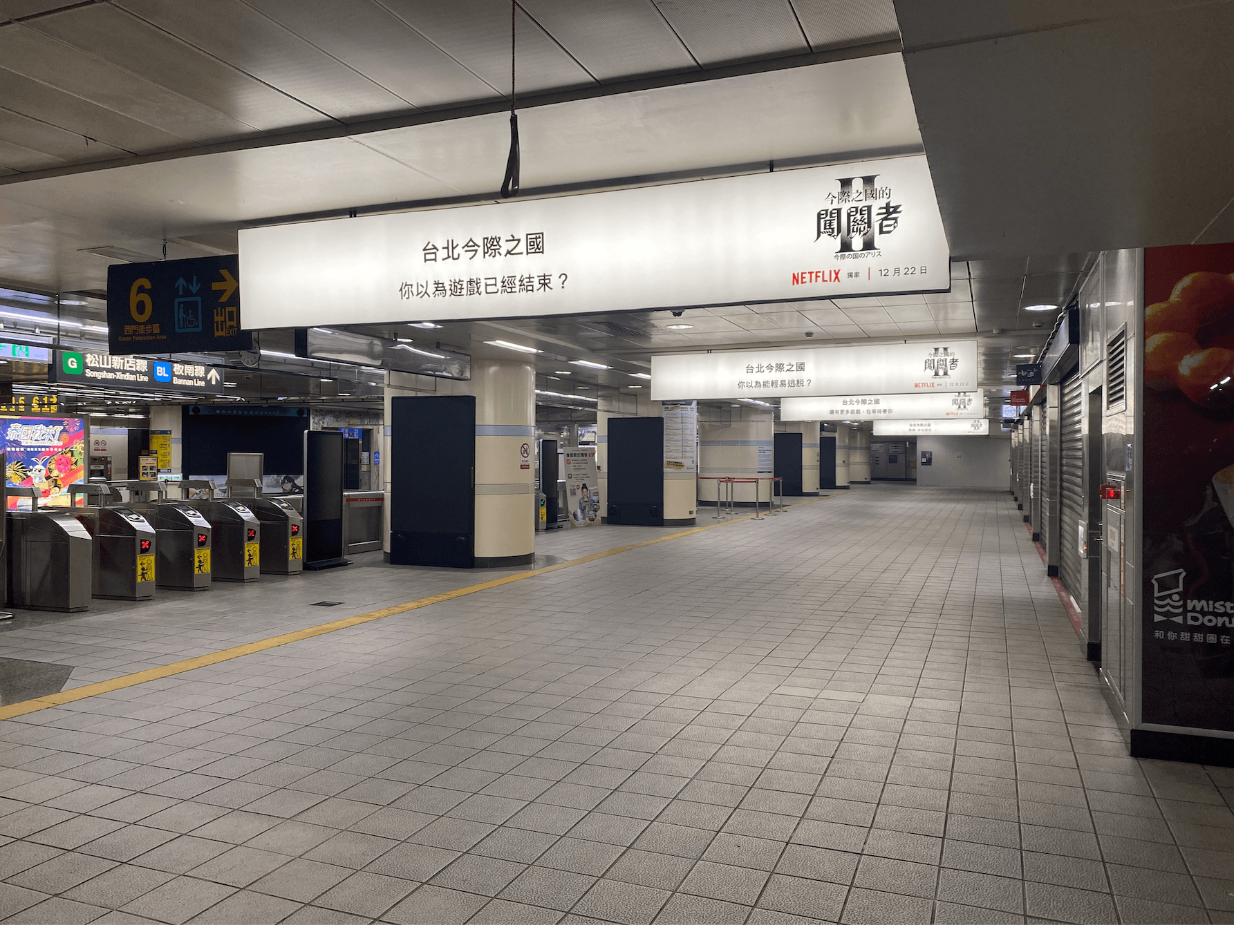 西門站從出捷運站票閘門往六號出口的方向,觀眾將走入第一季「是生是死」關卡中。(Netflix提供)