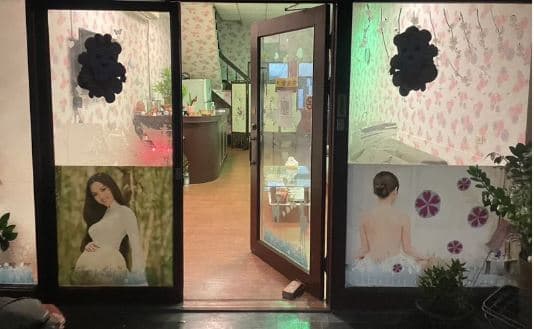 該養生會館裝設監視器防止警方上門取締,讓警方多次撲空。(翻攝畫面)
