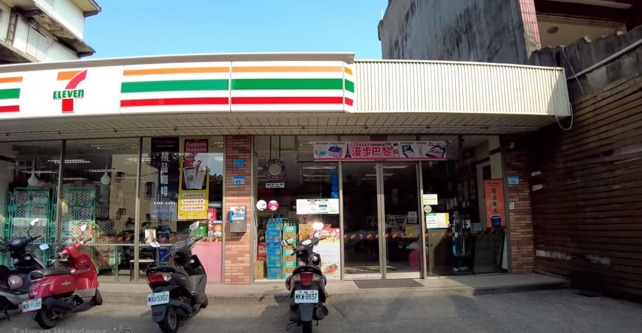目前竹圍里舊址僅剩一家24小時經營的7-11留下，誓言陪伴里民至最後一刻。（翻攝Taiwan Wanderer 台灣亂流散步，YouTube）