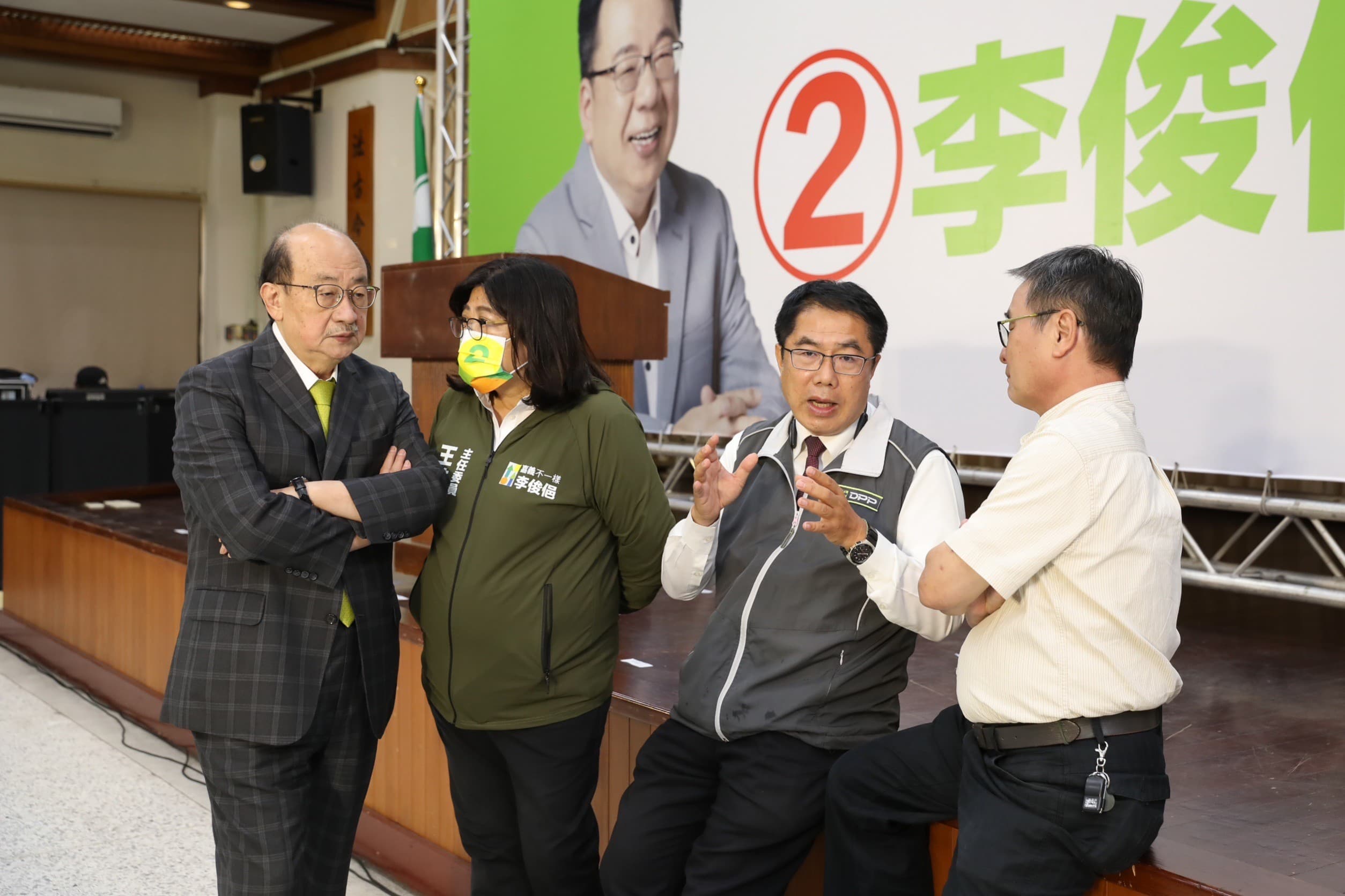 柯建銘(左起)、王美惠、黃偉哲等人都出席行動中常會。