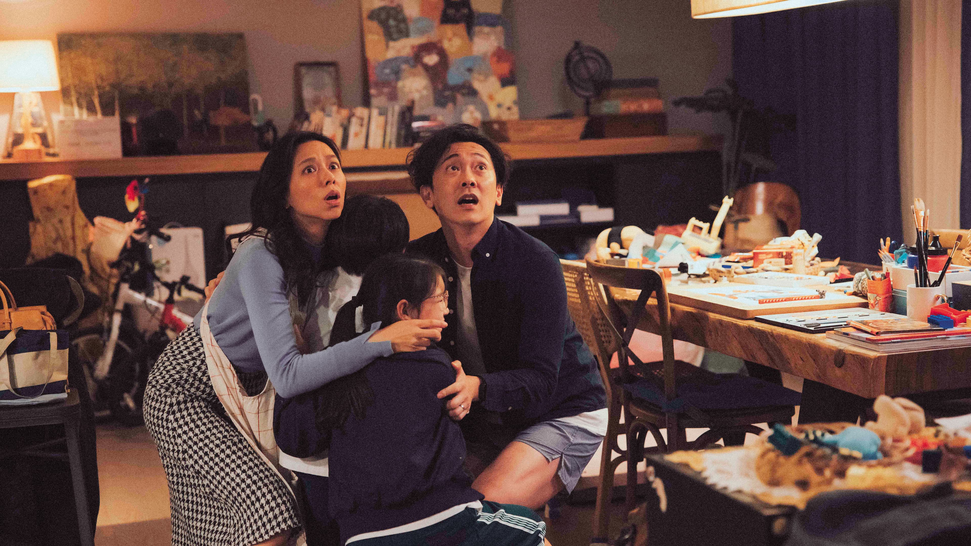 夏于喬(左)、施名帥(右)在《梅莉》扮演結婚多時的夫妻,面對各種從天而降的危機,反映當下婚姻的種種壓力。(公共電視提供)