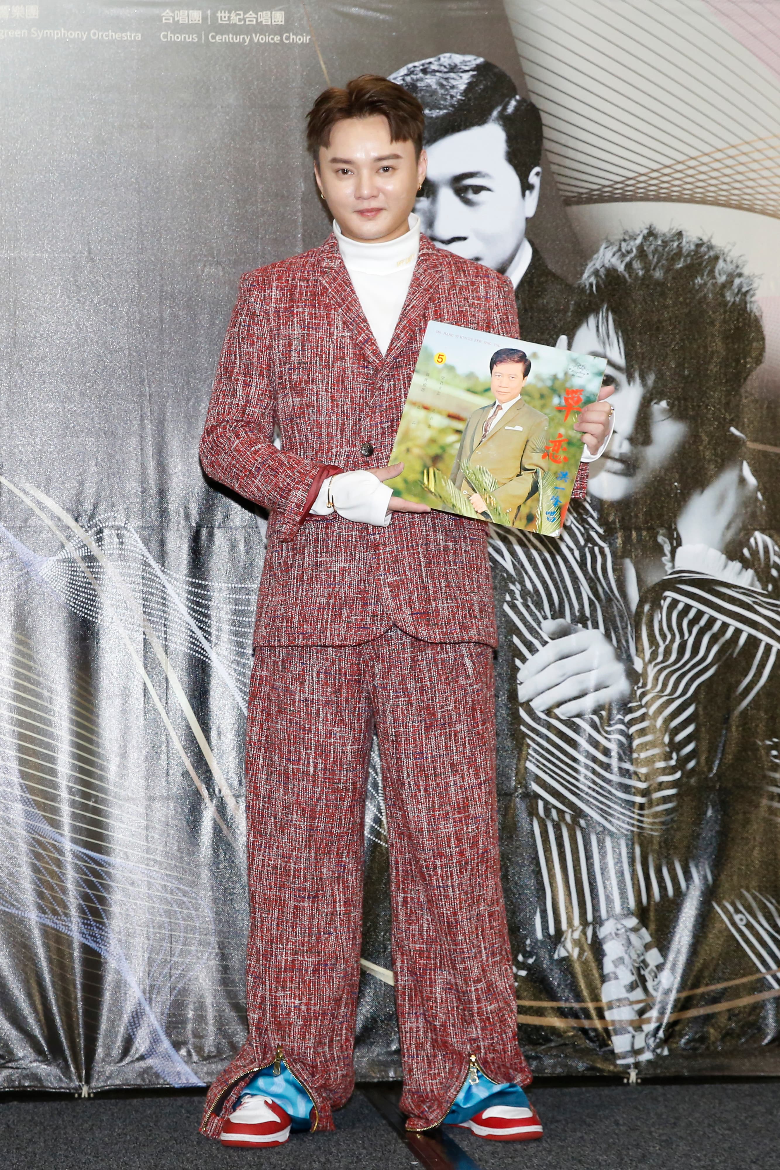 金曲歌王許富凱向寶島歌王洪一峰致敬。