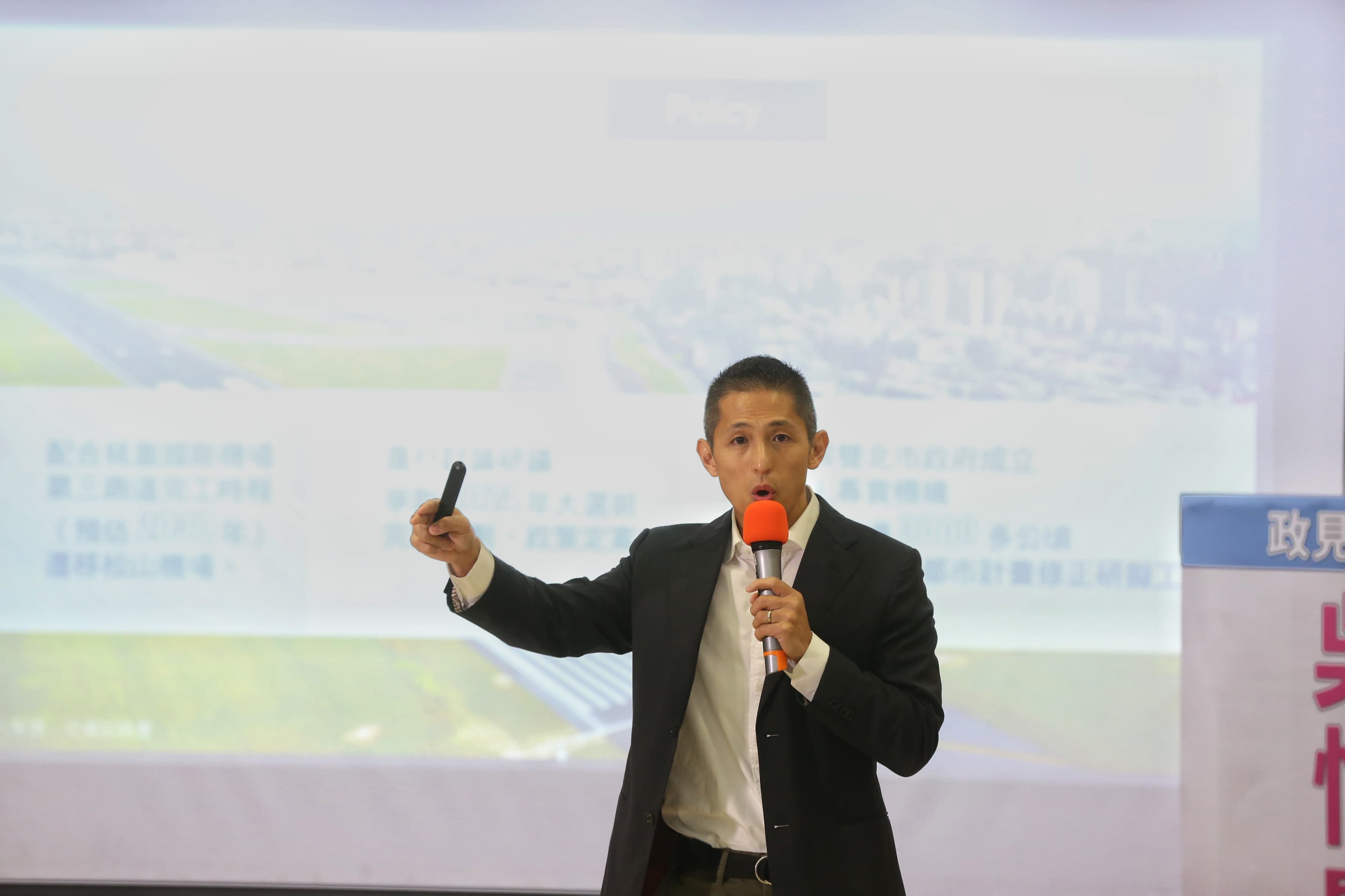 吳怡農拋出的首波政見,主張遷建松山機場,規劃闢建公園。