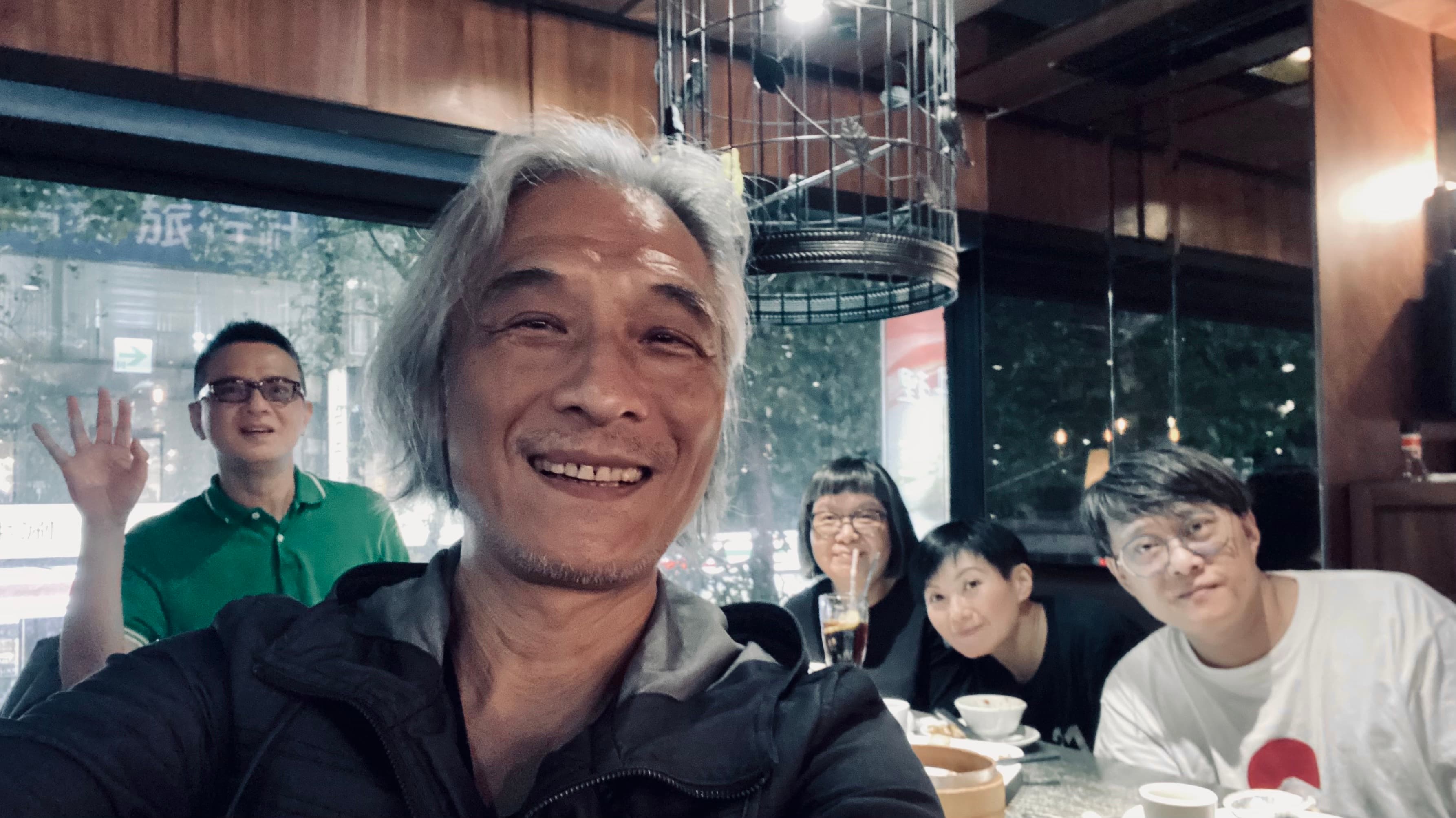 早前黃耀明與已移居台灣的「詞神」林夕、著名填詞人潘源良聚會,粉絲也敲碗要他留在台灣。( 人山人海 提供)