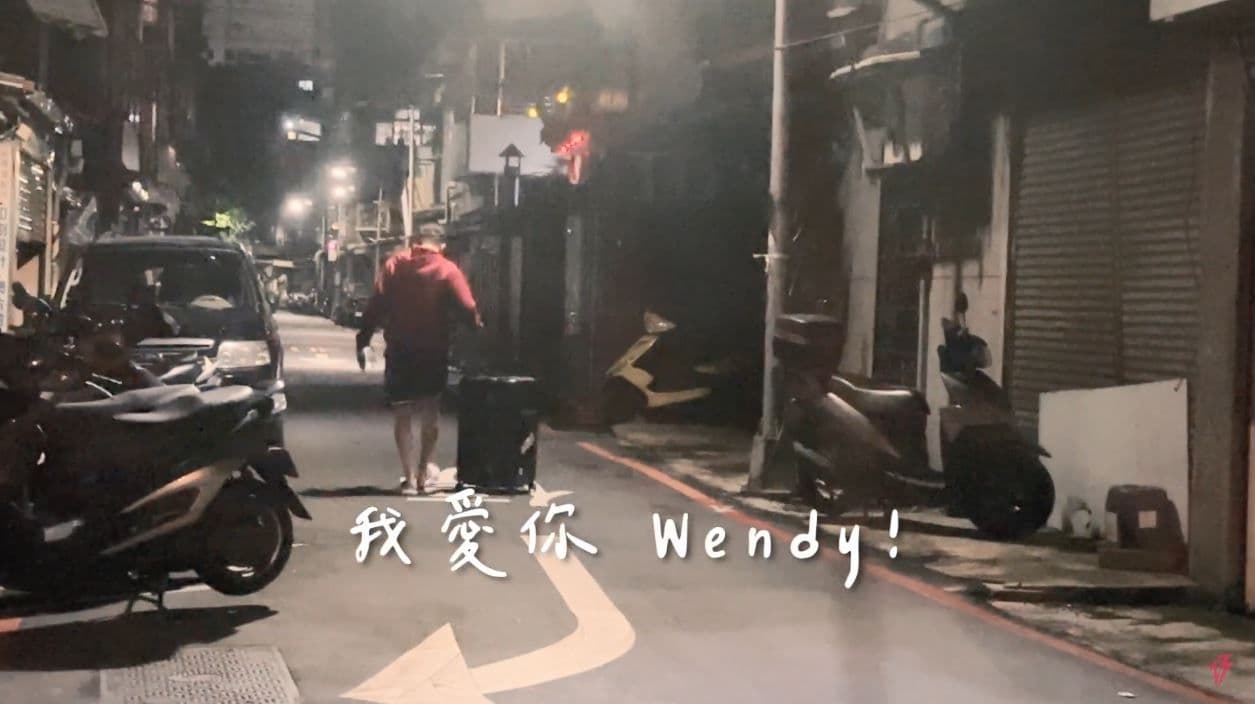 孫生在影片中以字幕告白前女友。(翻攝WACKYBOYS 反骨男孩YT頻道)