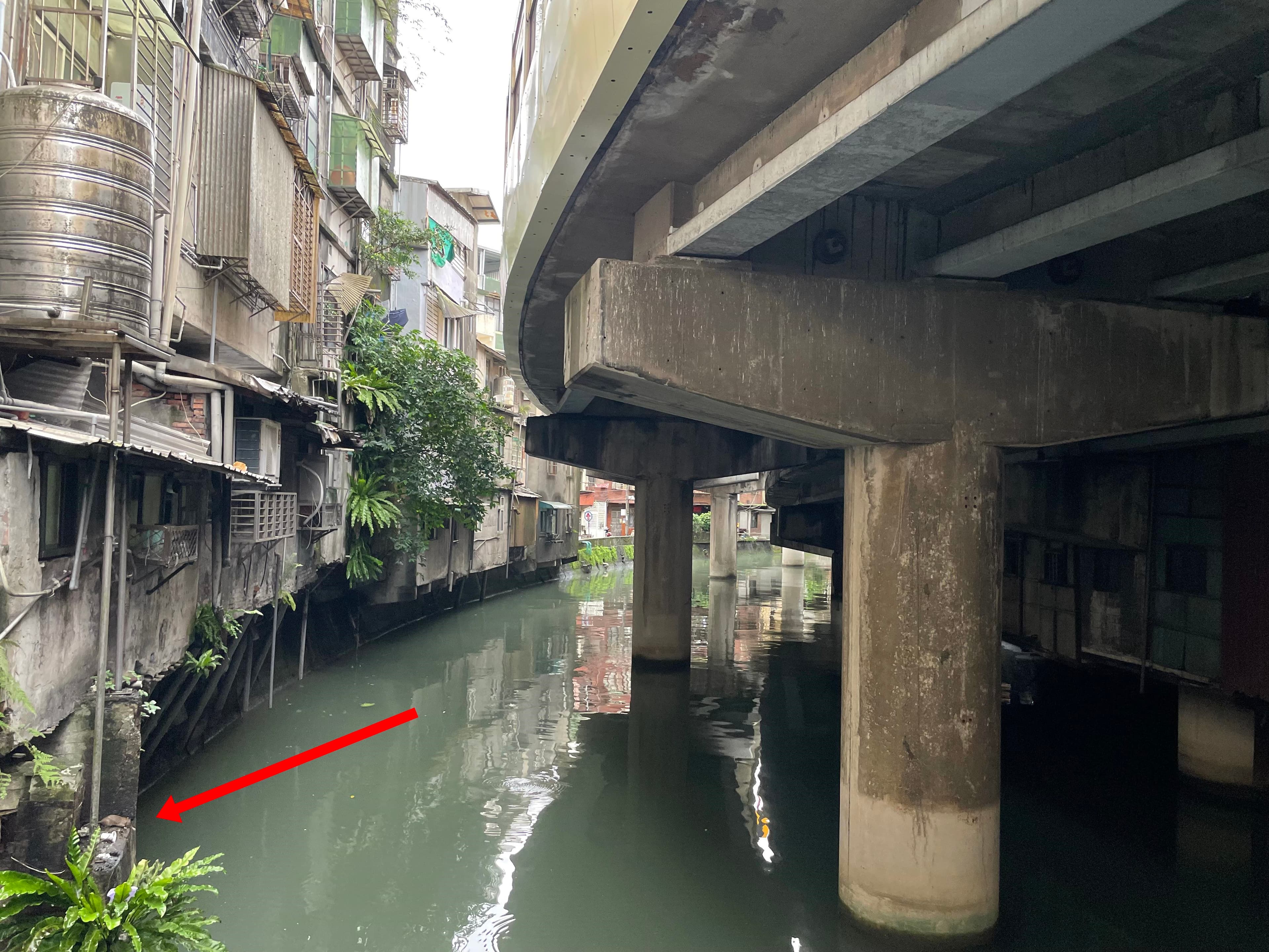 基隆大德橋下的西定河街景登上美國論壇Reddit，受汙染的環境令網友們不敢領教。（翻攝自Reddit）