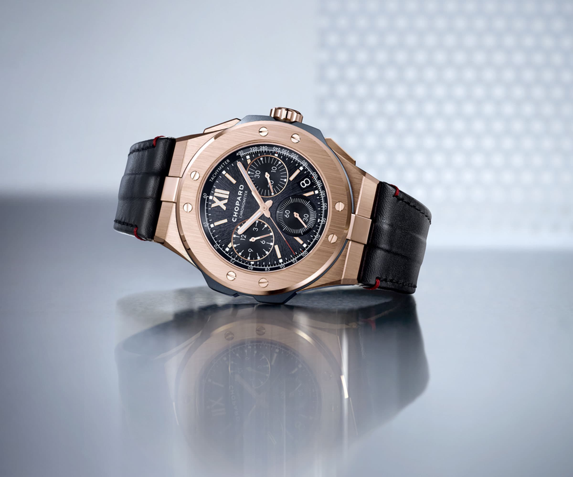 Alpine Eagle XL Chrono計時碼錶今年新增加的新款，透過18K玫瑰金及陶瓷鈦金屬兩種不同材質，加上該系列首度使用小牛皮錶帶，整只手錶層次感非常豐富。