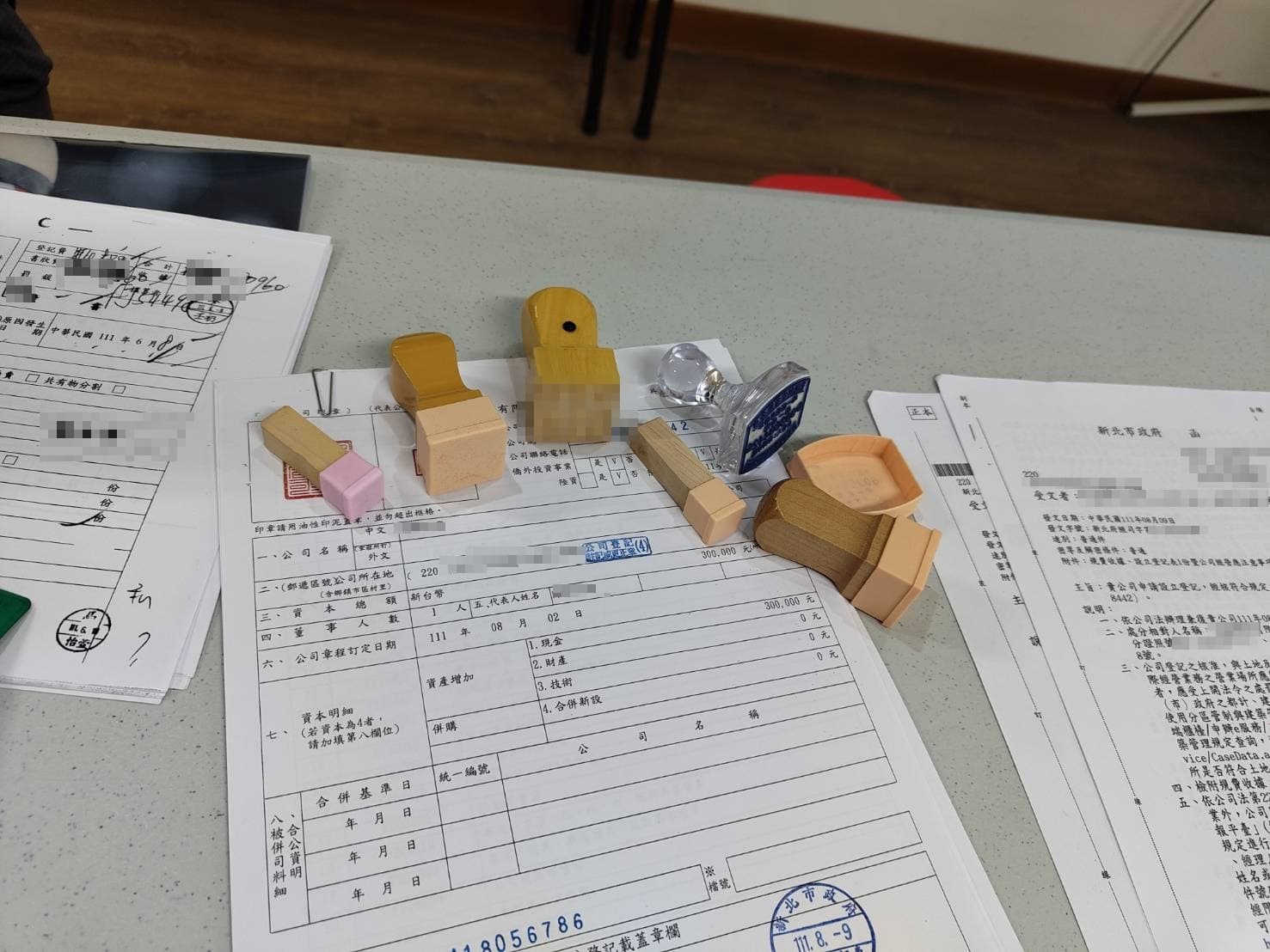 A女被騙開設公司,並刻下公司大小章。