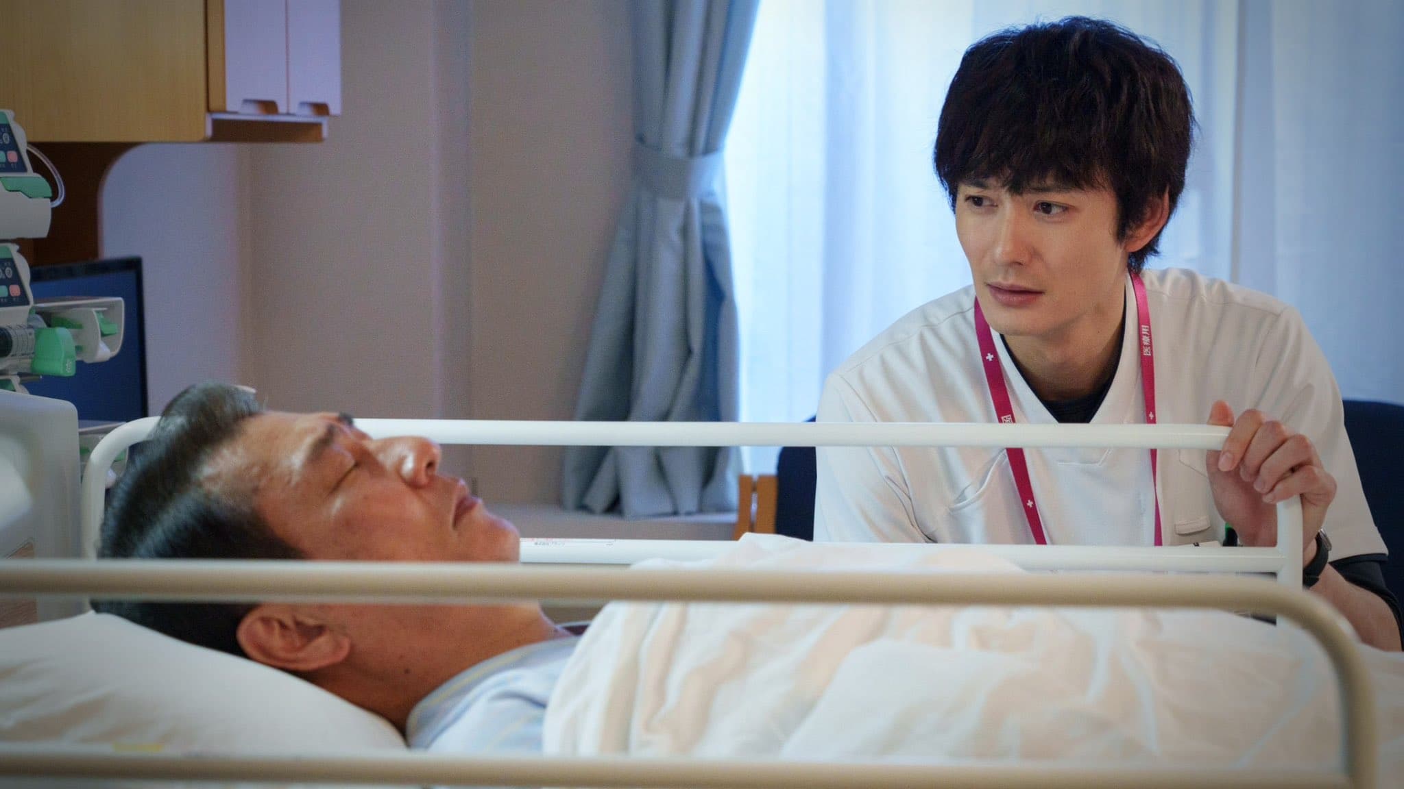 岡田將生與中井貴一睽違11年在《旅行護理師》再度合作。(翻攝旅行護理師官方推特)