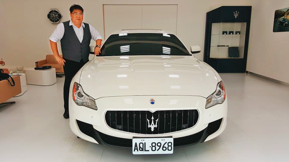 案發前,百富投資集團負責人儲開軒於臉書上放自己與名車Maserati(瑪莎拉蒂)合照。(翻攝臉書)