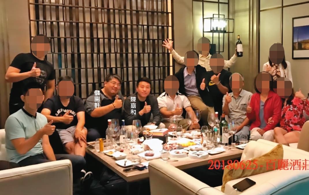 儲開軒2018年曾與台灣投資人赴香港百麗酒莊,與陳嘉和品喝紅酒暢談發財計畫。(讀者提供)