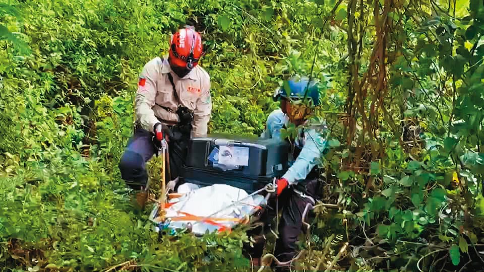 警方在南投山區尋獲遭詐騙集團囚禁、虐死的被害人屍體。(翻攝畫面)