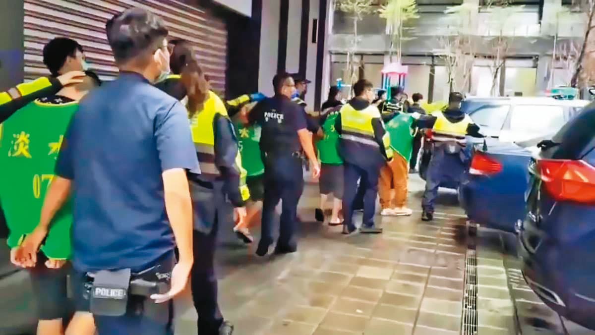 警方在新北淡水查獲詐騙集團集中營,逮捕多名嫌犯。 (警方提供)