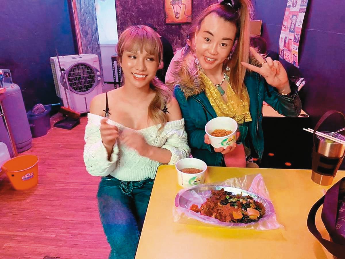 2019年法拉利姐(右)的飲料店倒閉,特地去小A辣(左)的滷味店捧場談合作。(翻攝自法拉利姐臉書)