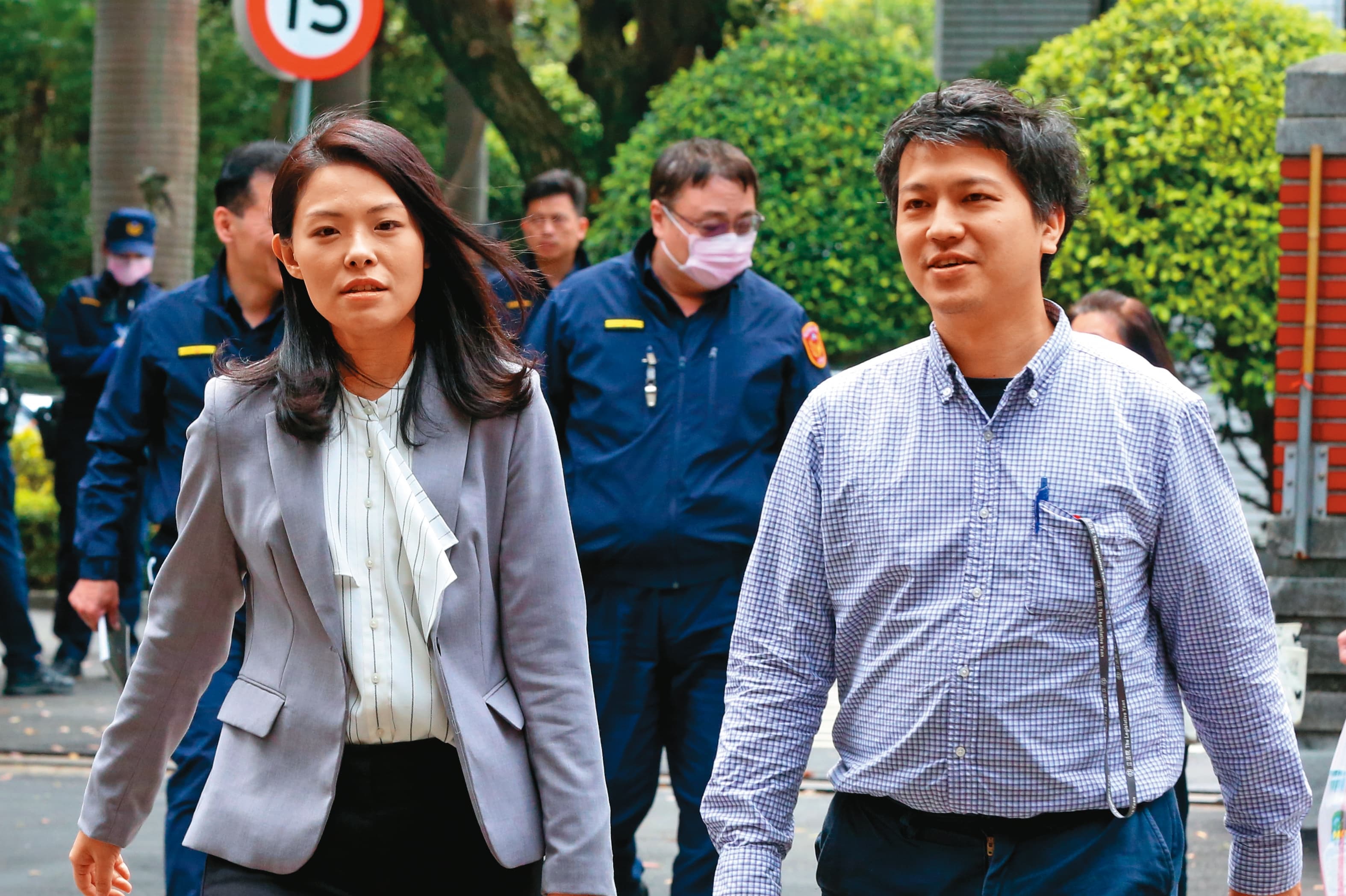 高虹安(左)在選前密約助理,除了安撫,更遭疑串證,包括辦公室主任陳奐宇(右)也是其中1人。