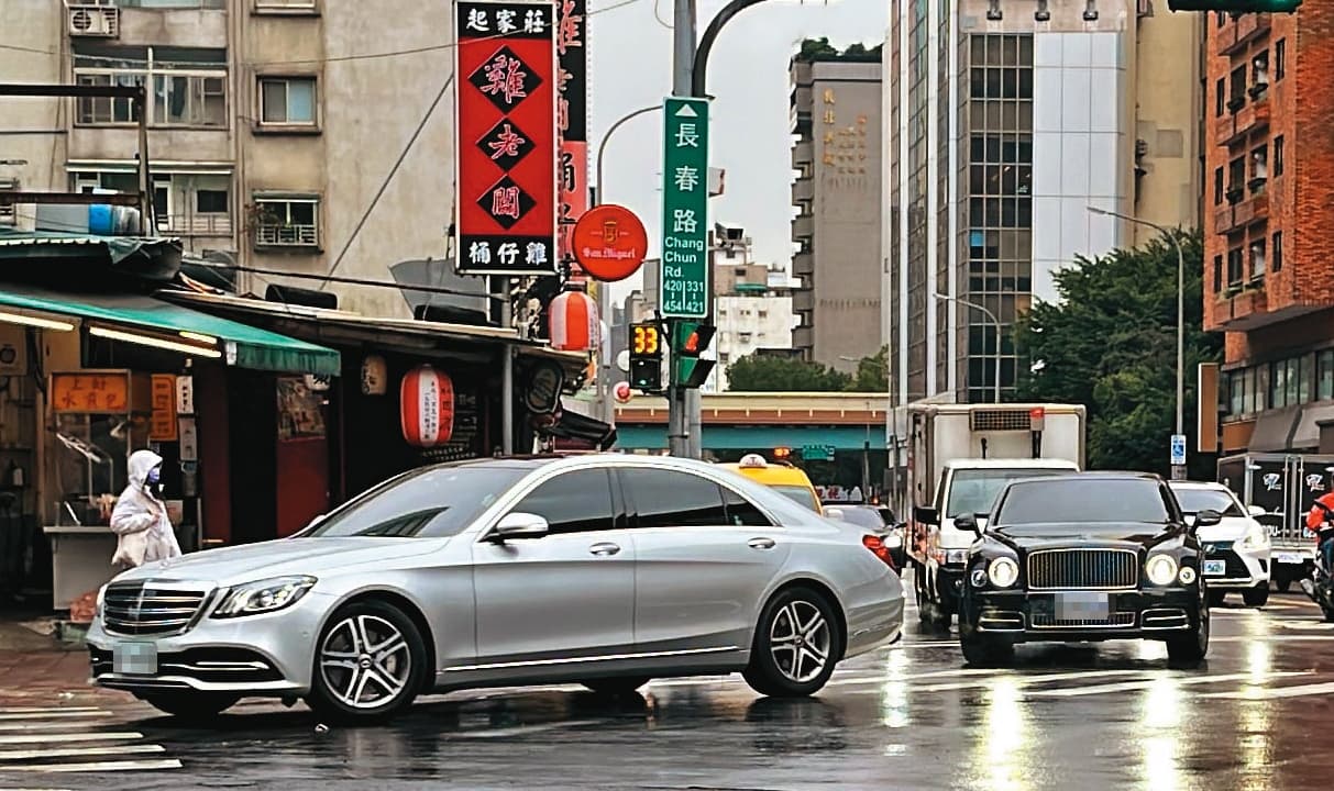 12/09 08:58 林知延二婚極為低調,2台禮車(箭頭處)未綁大紅綵帶,抵達新娘家也沒鳴炮、拜轎等儀式。
