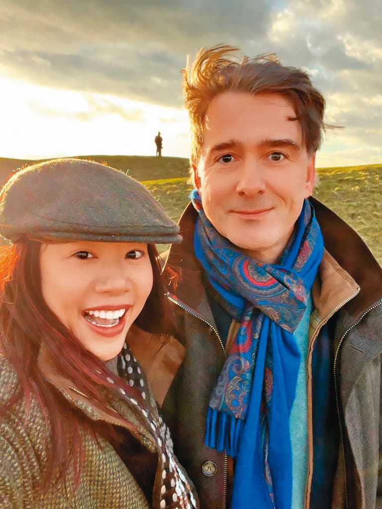 吳欣盈(左)雙喜臨門,日前飛往比利時,與夫婿Renaud(右)辦理結婚登記。
