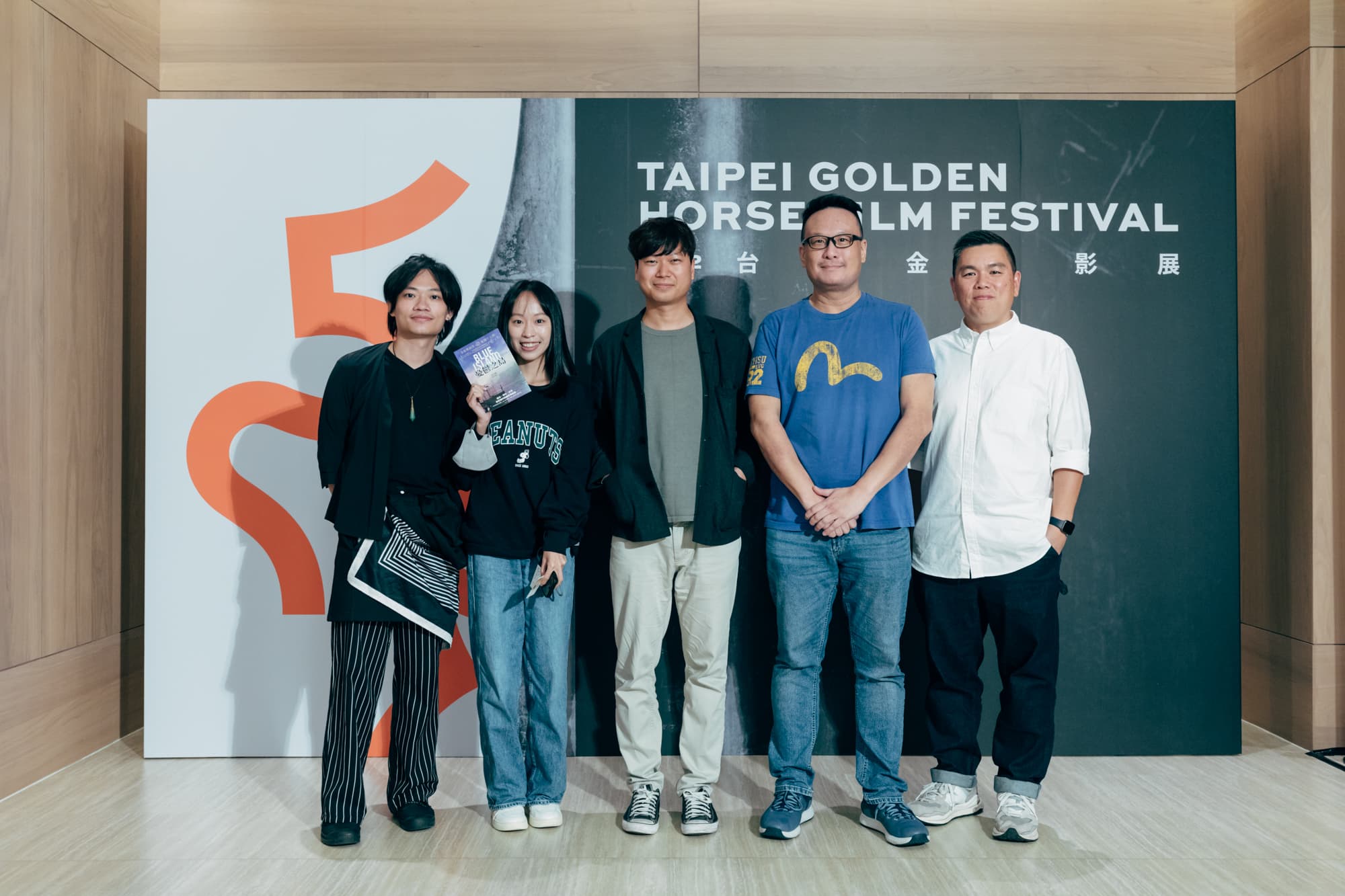 《憂鬱之島》聯合監製蔡廉明(右起)、監製任硯聰和導演陳梓桓與其他劇組人員出席本屆金馬相關活動。(翻攝自金馬影展 TGHFF臉書)