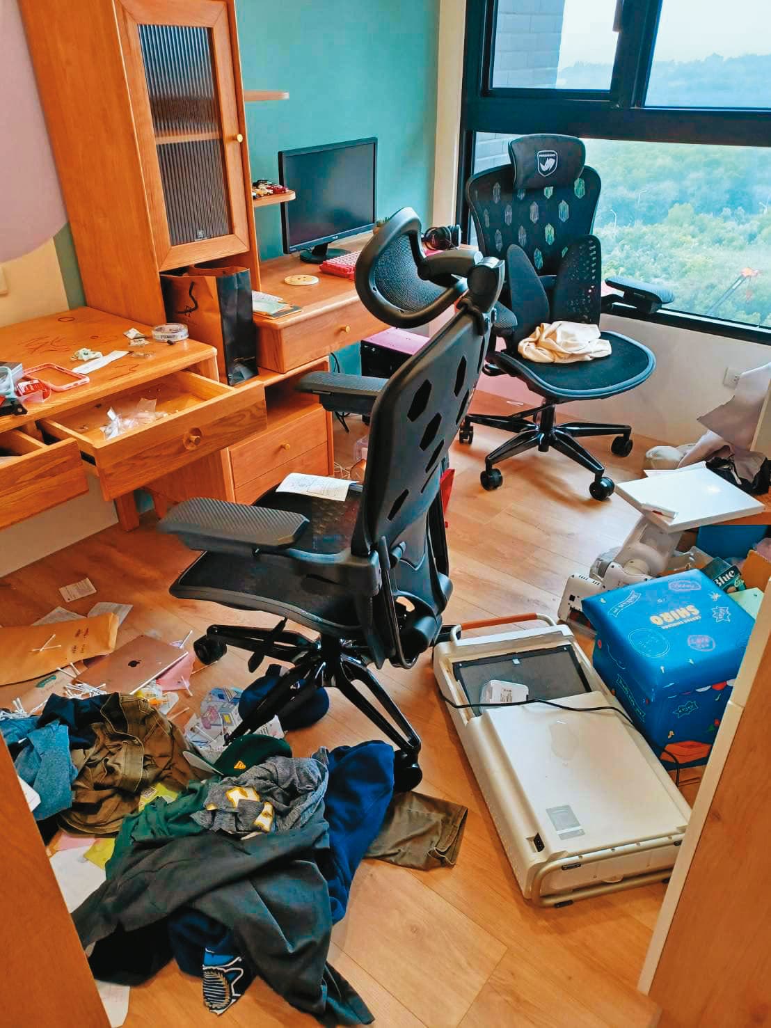 事件發生後,Josh重返住所,拍下屋內被前妻搗毀的凌亂景象。
