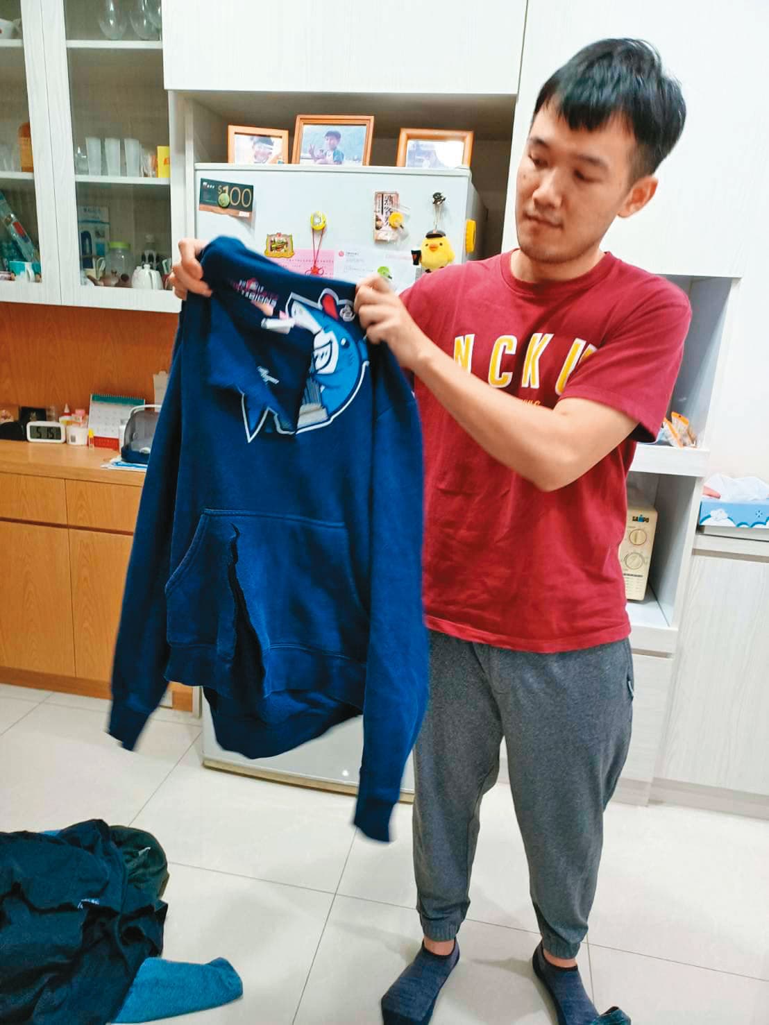 Josh逃離住所後,前妻將他收藏的球衣剪破。(Josh提供)