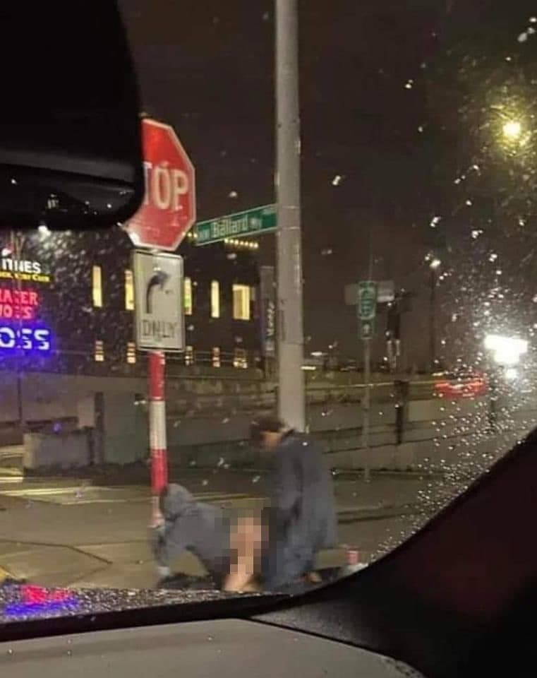西雅圖住戶分享一張男女街頭性愛的畫面,試圖勸退想搬來的人們,但卻造成反效果。(翻攝自推特)