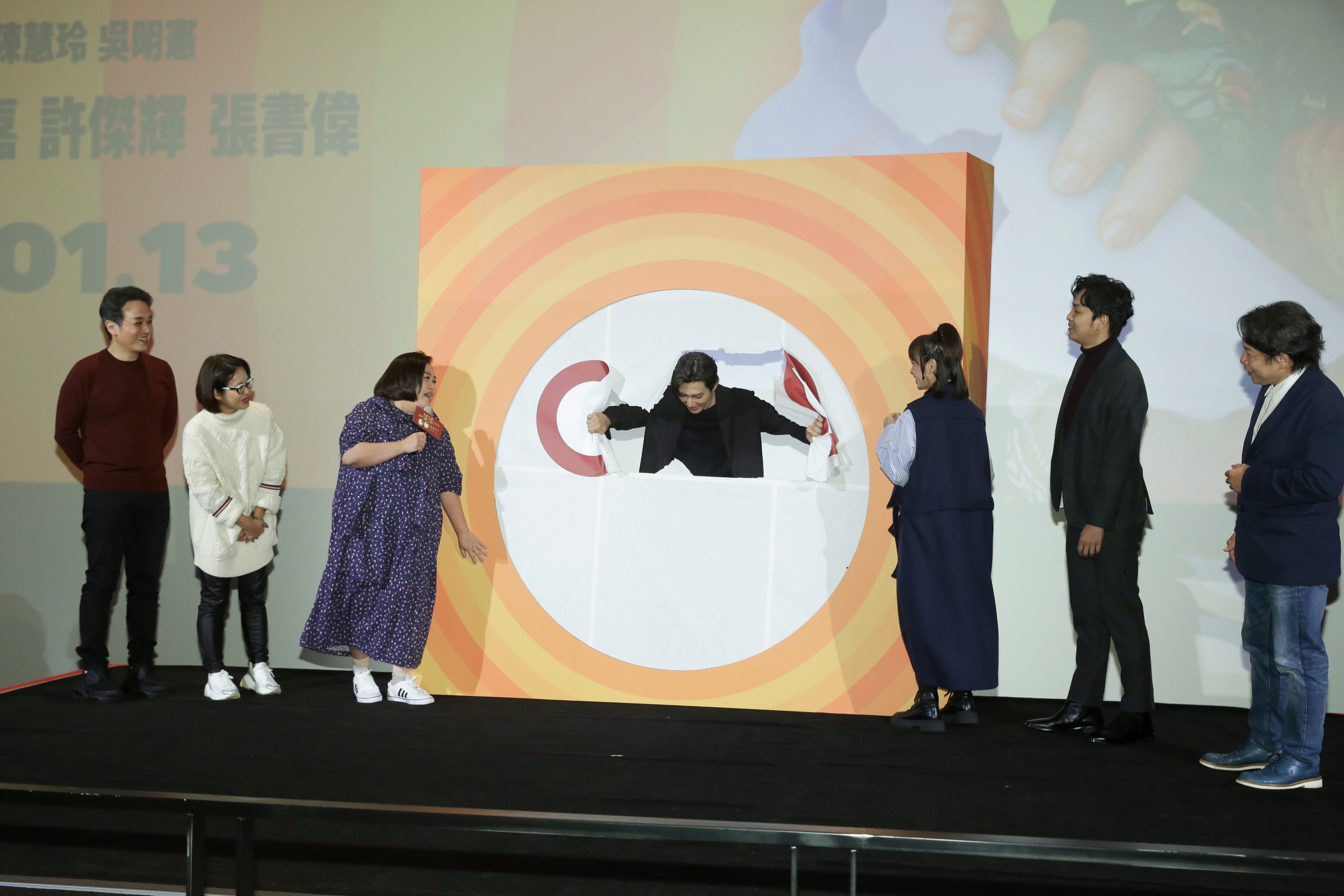 炎亞綸破紙而出,正式揭曉他就是保密已久的「神祕OO」。