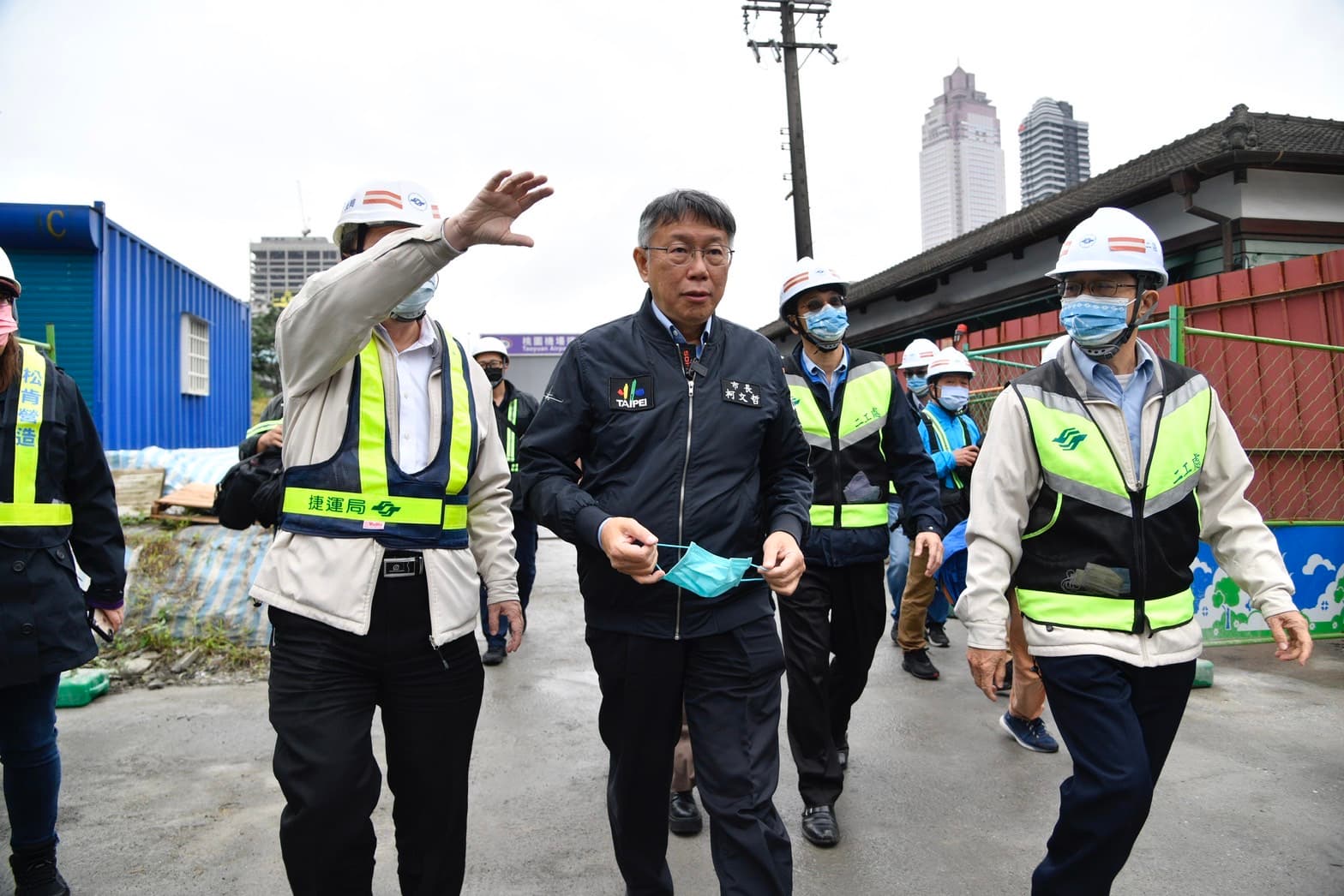 柯文哲今前往台北工場視察修復工程，他稱目前移交納管相關公文已經送到中央，是卡在中央不蓋章。