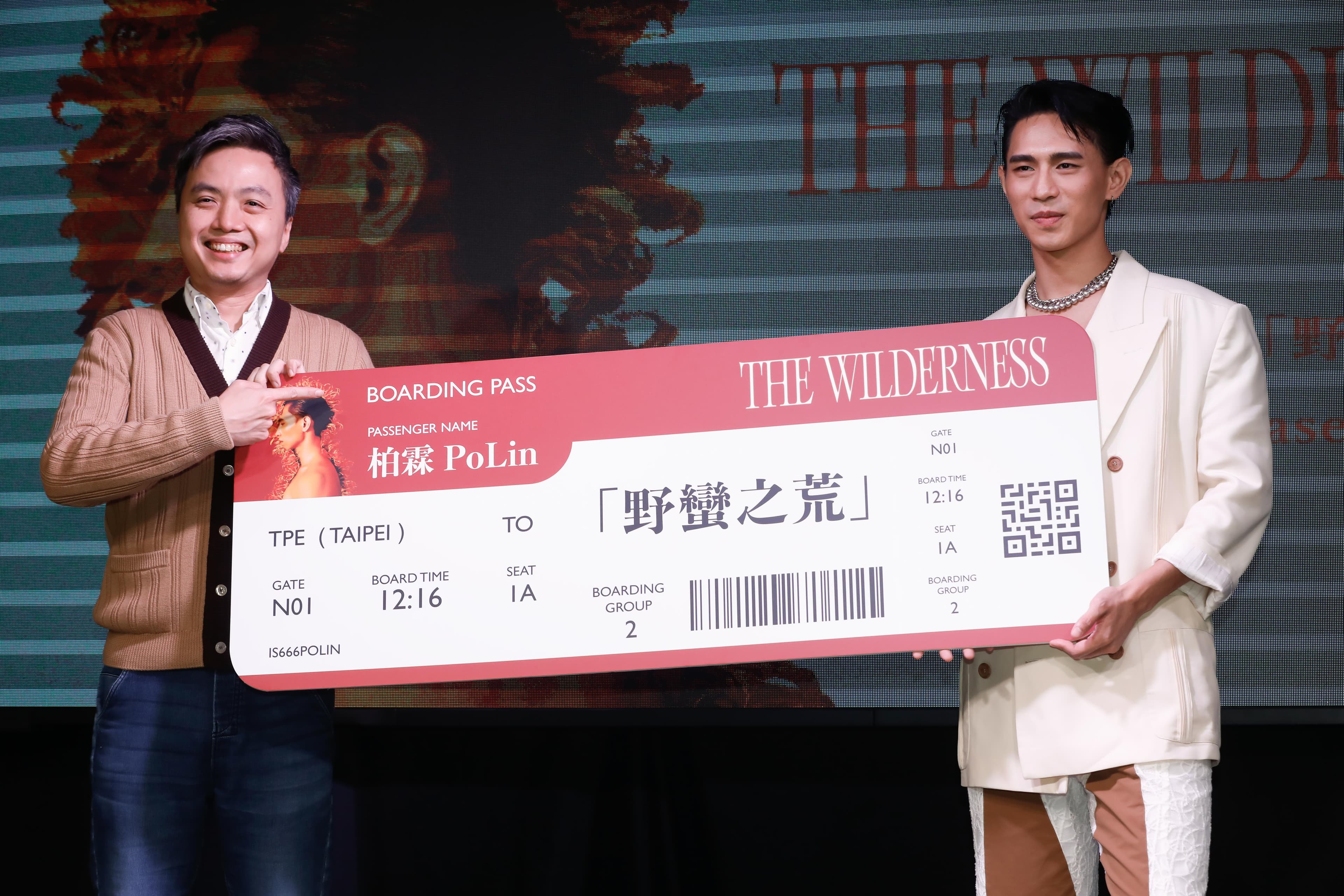 索尼音樂娛樂總經理符國文(左)送上登機證,希望柏霖延續好成績。