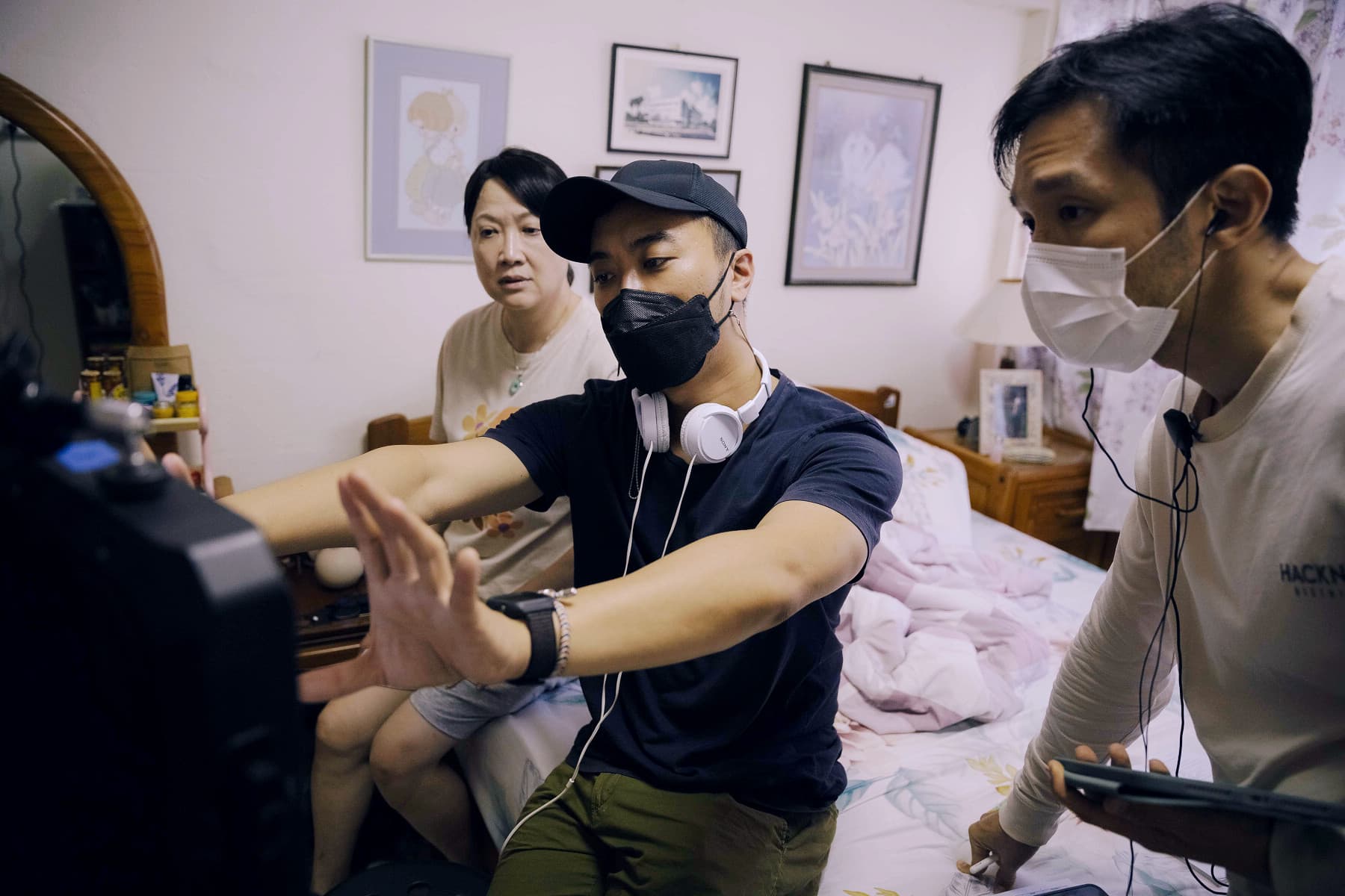 全片新加坡場景約2成,導演何書銘(中)與女主角洪慧芳(左)經常相互討論。(采昌提供)