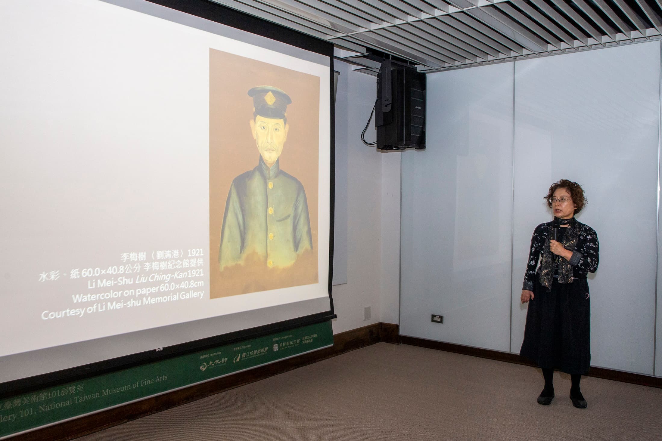 策展人薛燕玲介紹「畫筆下的真實—李梅樹120歲藝術紀念展」策展理念及重點展品。（文化部提供）